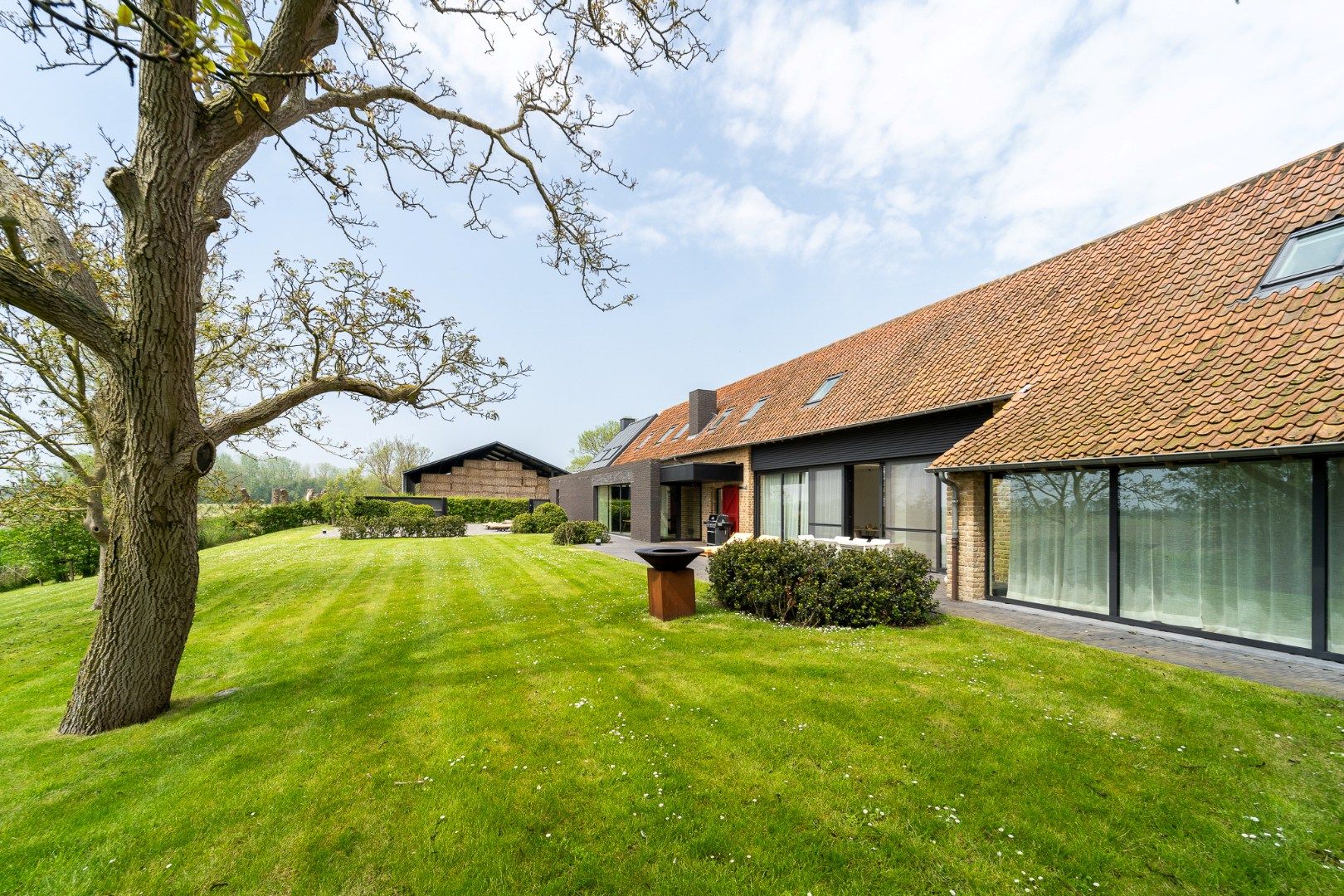 Prachtig gerenoveerde hoeve met panoramisch zicht over de polders foto 10