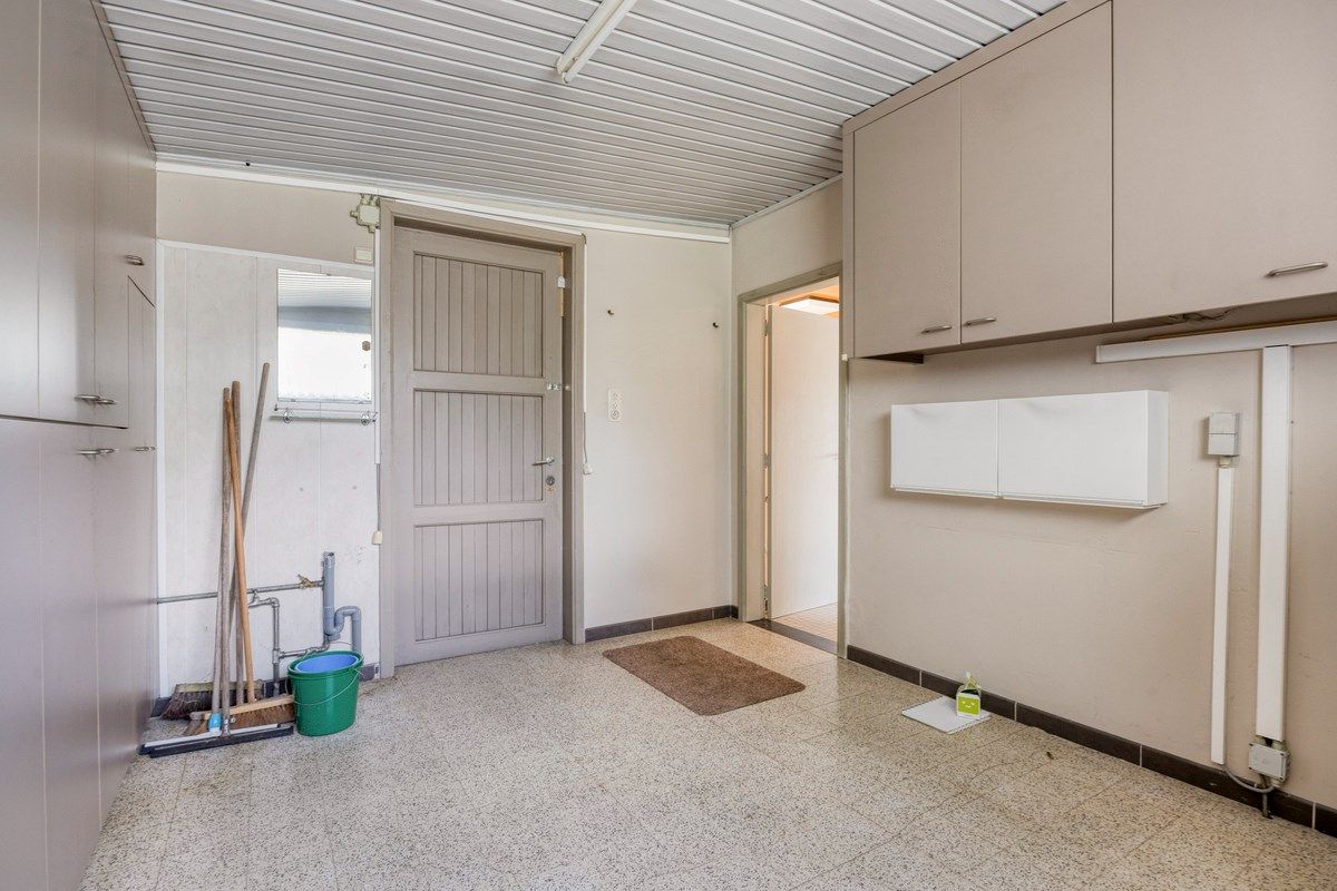 Ruim ingedeelde gelijkvloers woning met 4 slpks en bijgebouw/stal op 32 are foto 12