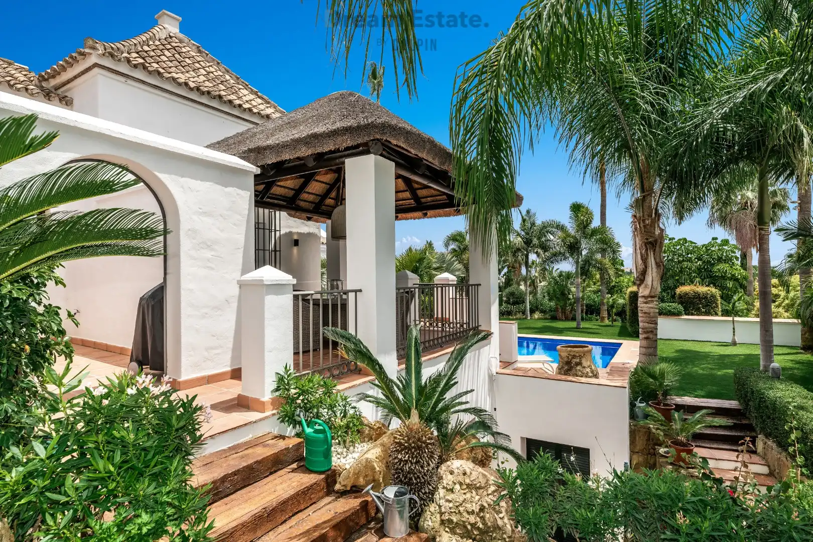 Een werkelijk prachtige Andalusische villa tegenover de golf te Benahavis regio. foto 24