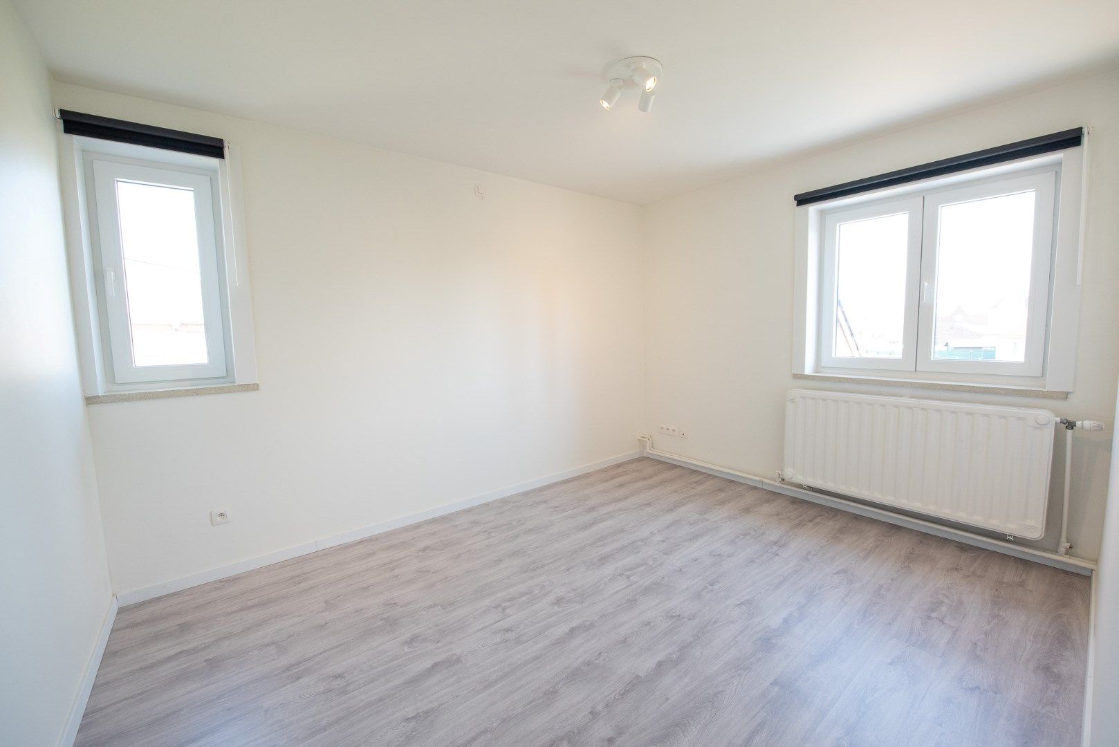 Gerenoveerde woning in rustige woonwijk TE HUUR in Waregem! foto 7