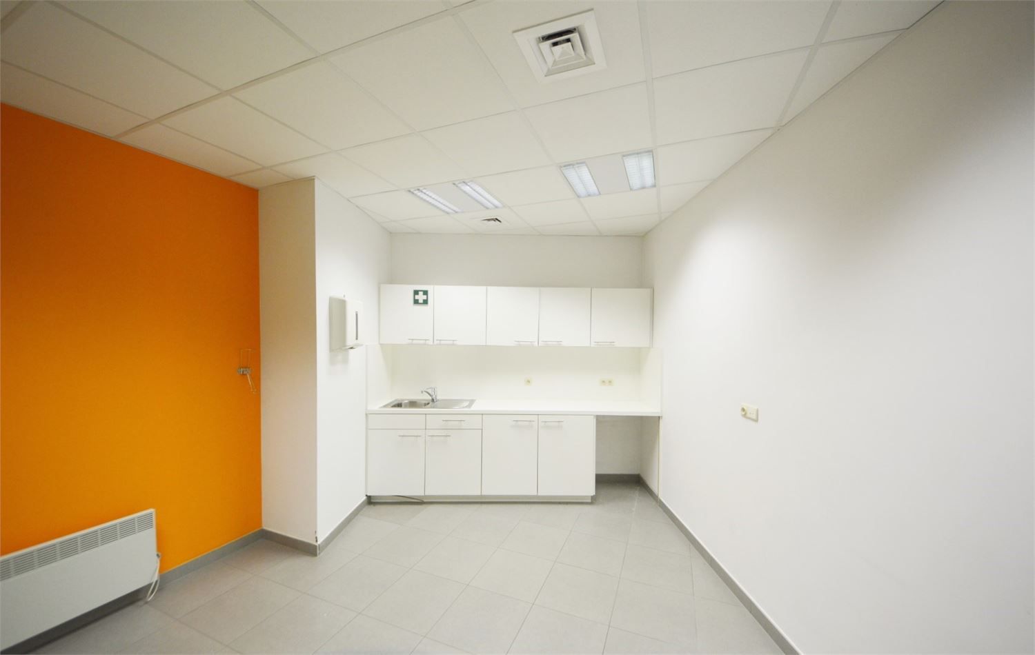 MODERN COMMERCIEEL PAND INCL. 6 PARKINGS foto 11