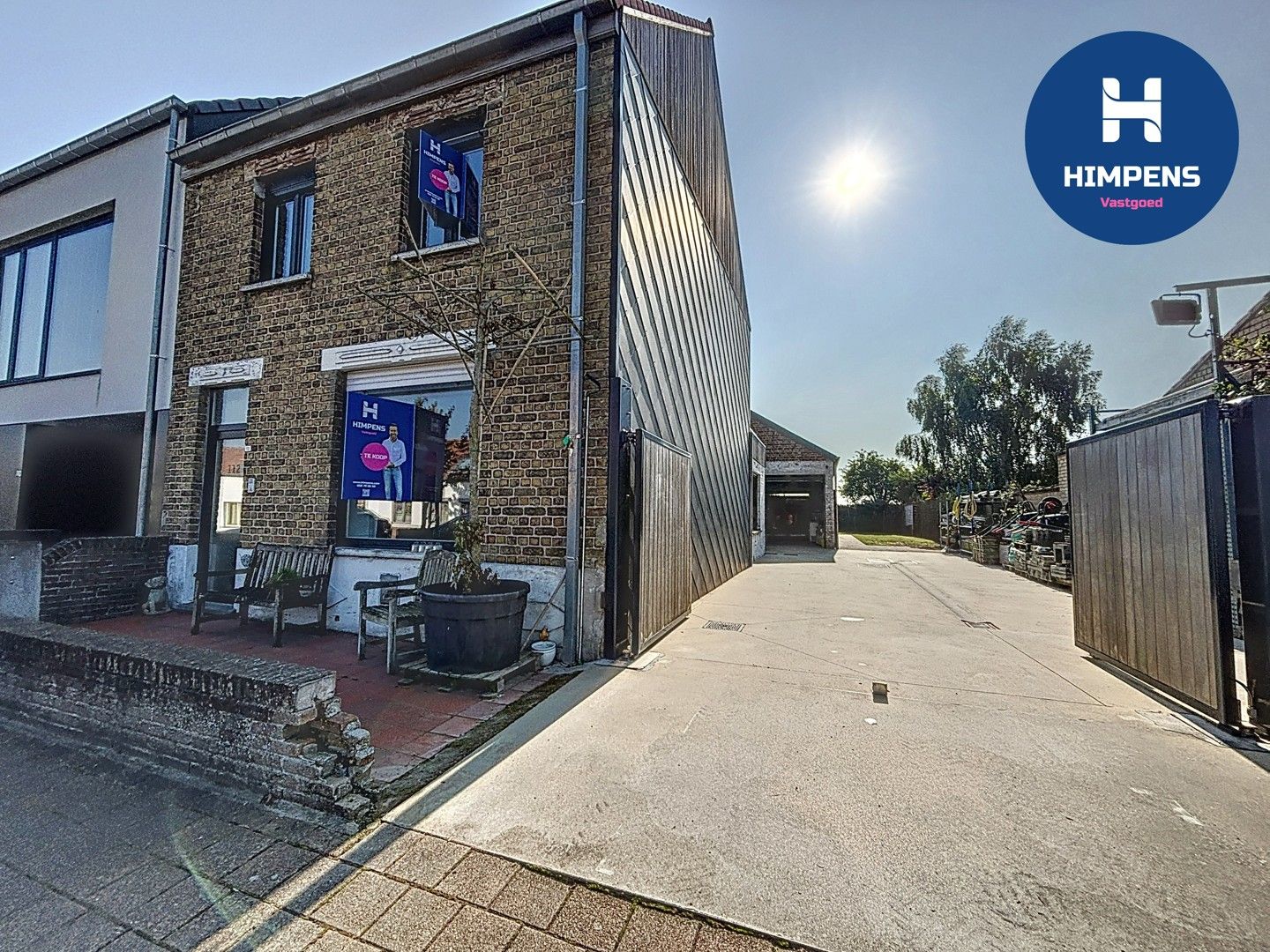 Moderne, lichtrijke woning met loods van 100m² en tal van mogelijkheden foto {{pictureIndex}}