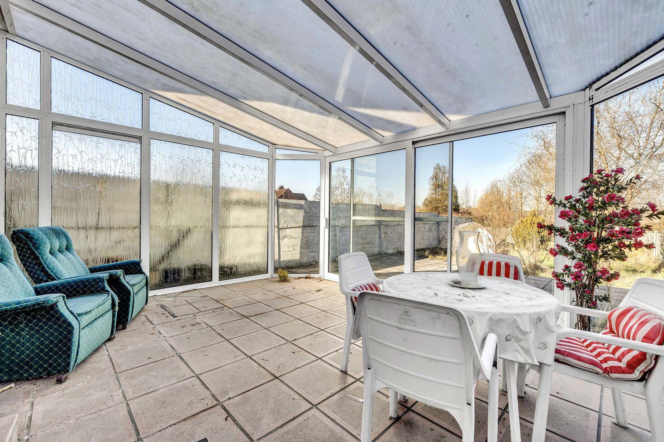 Te renoveren woning met ruime garage en tuin foto 10