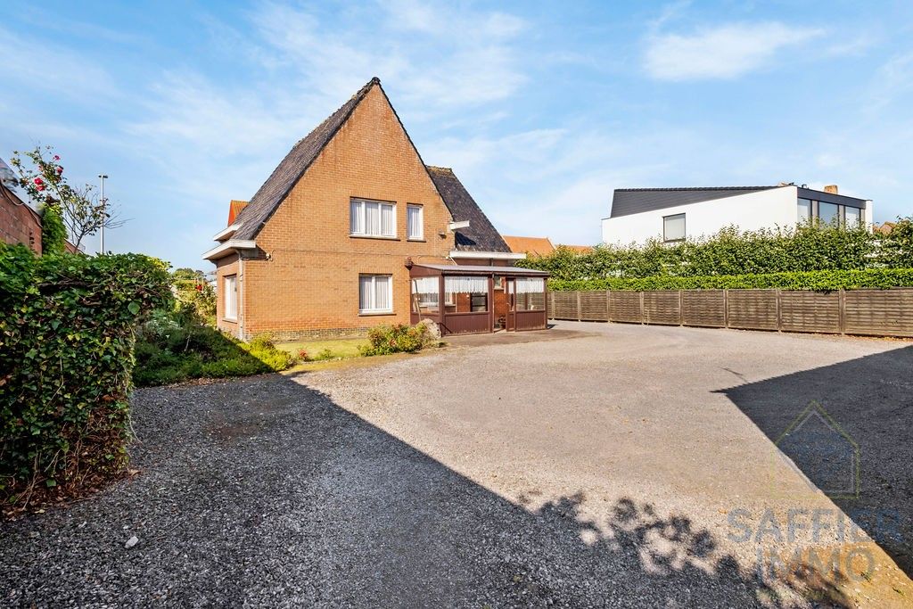 Ruime woning met loods op een perceel van 2200m². foto 5