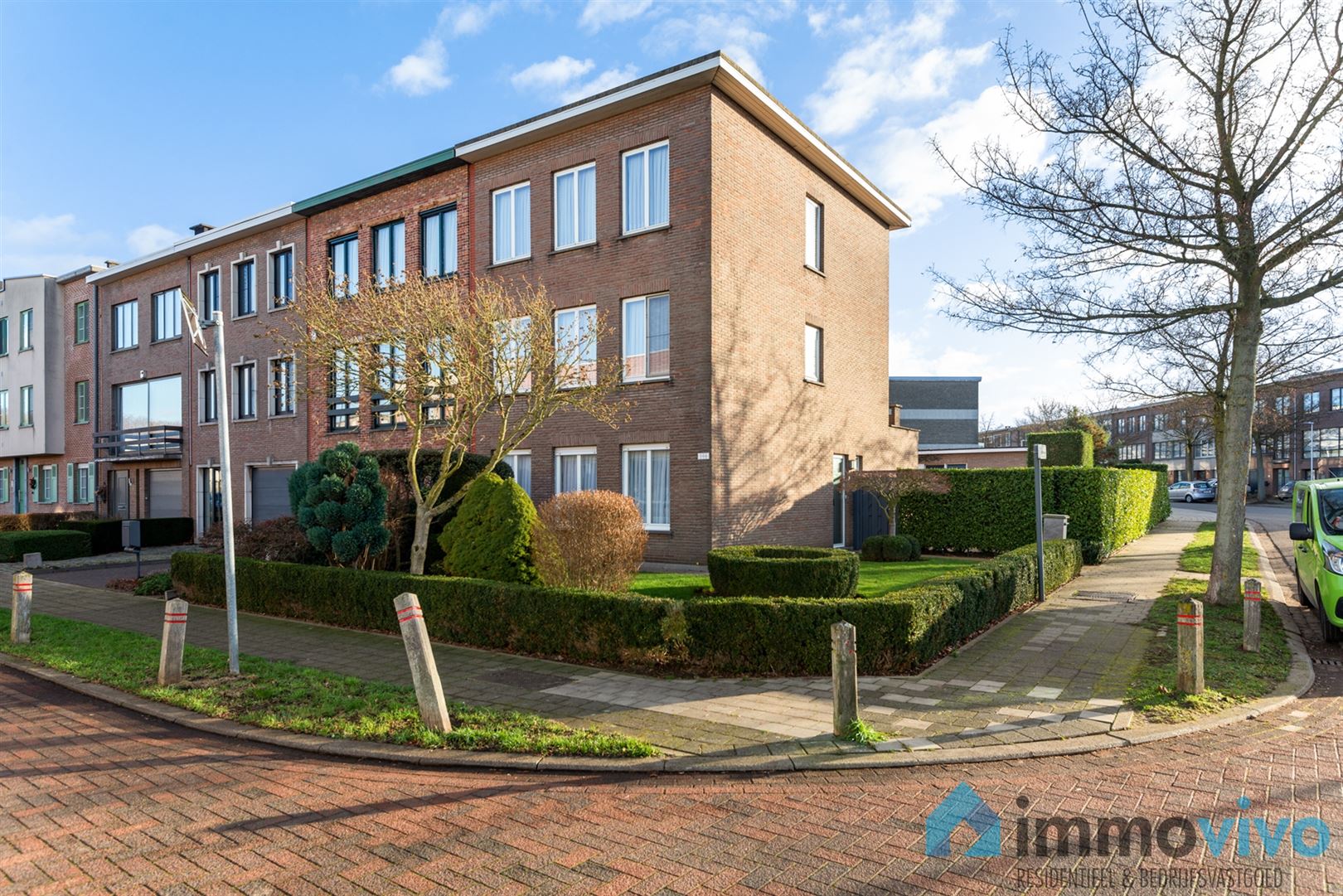 Ruime half-open bebouwing met 6 slpk's, tuin en 2 garageboxen foto {{pictureIndex}}