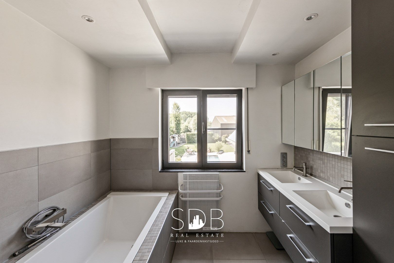 Prachtige hedendaagse villa met gezinstuin en zwembad op 1.387m² foto 16