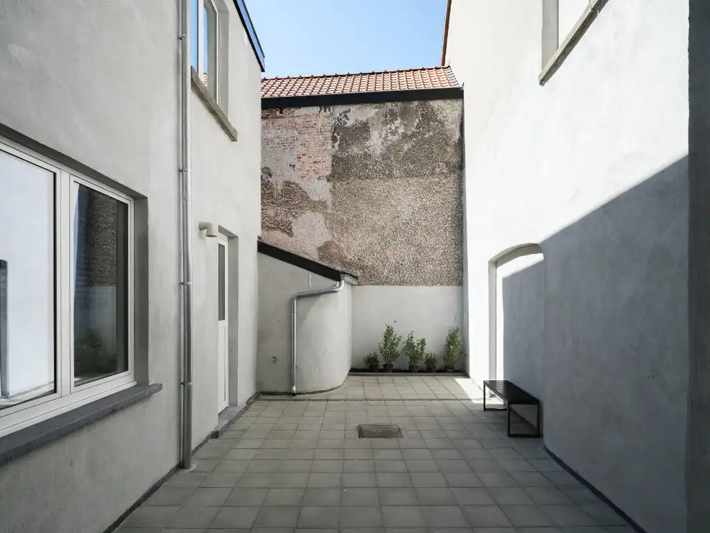 Instapklare en karaktervolle herenwoning (= kantoor) met buitenruimte aan de gegeerde Coupure foto 7