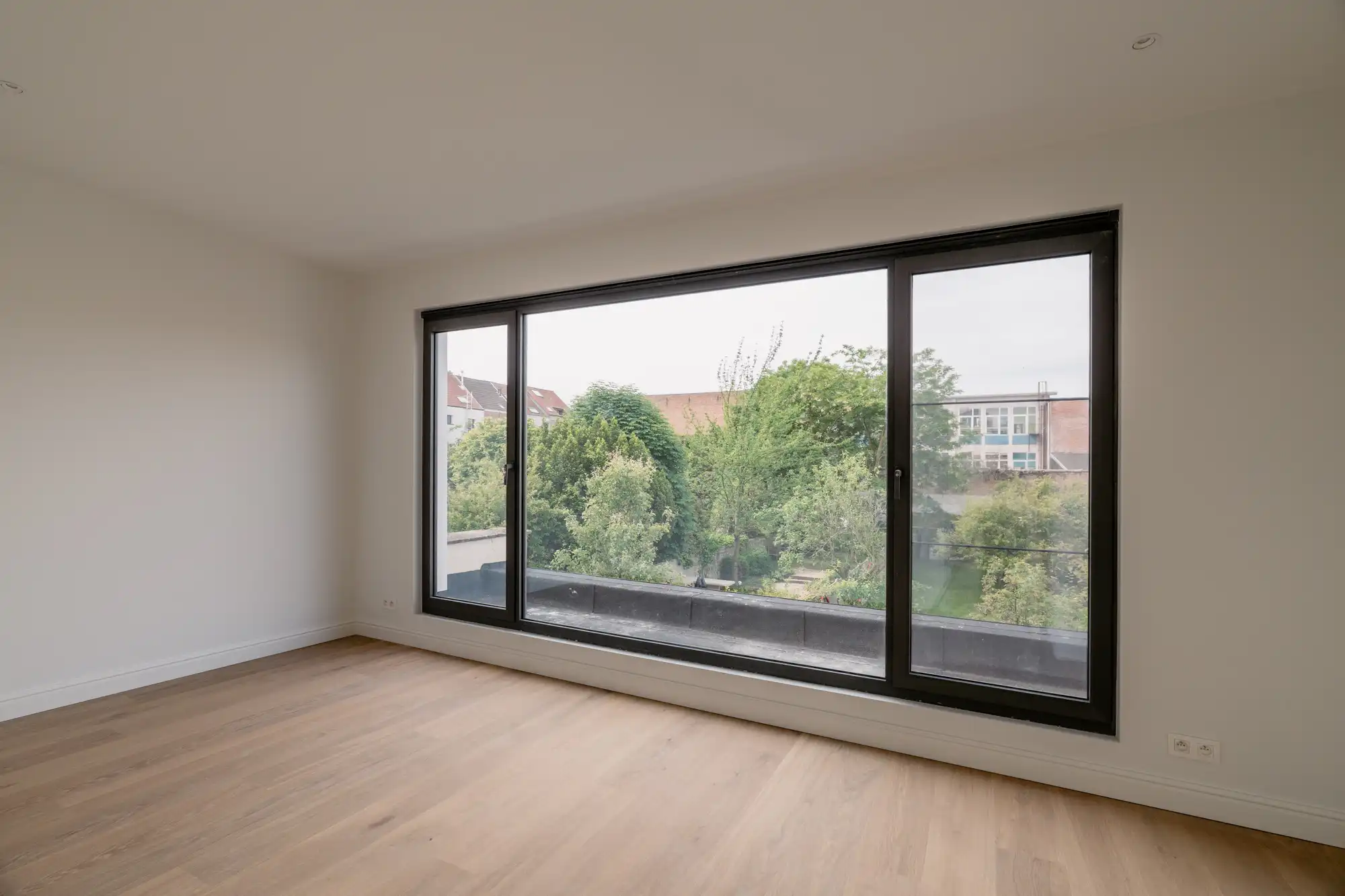 Volledig gerenoveerde woning. Eerste bewoning. Vijf slaapkamers. Een tuin die maar niet stopt. foto 17