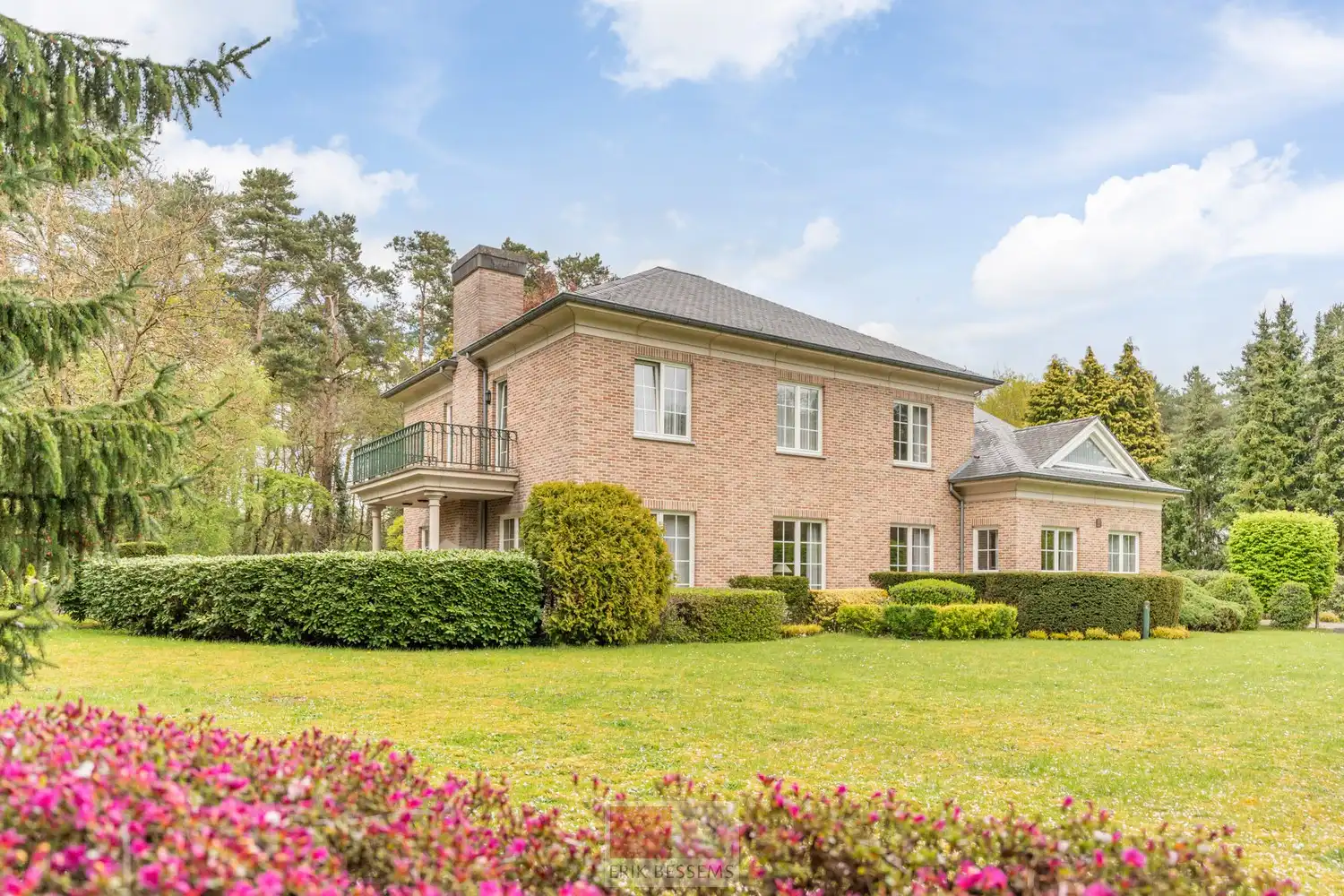 Hoofdfoto van de publicatie: Exclusieve villa met natuurleien dak, gelegen op een unieke toplocatie in het prachtige Maasmechelen, gelegen op een perceel van 3295m².