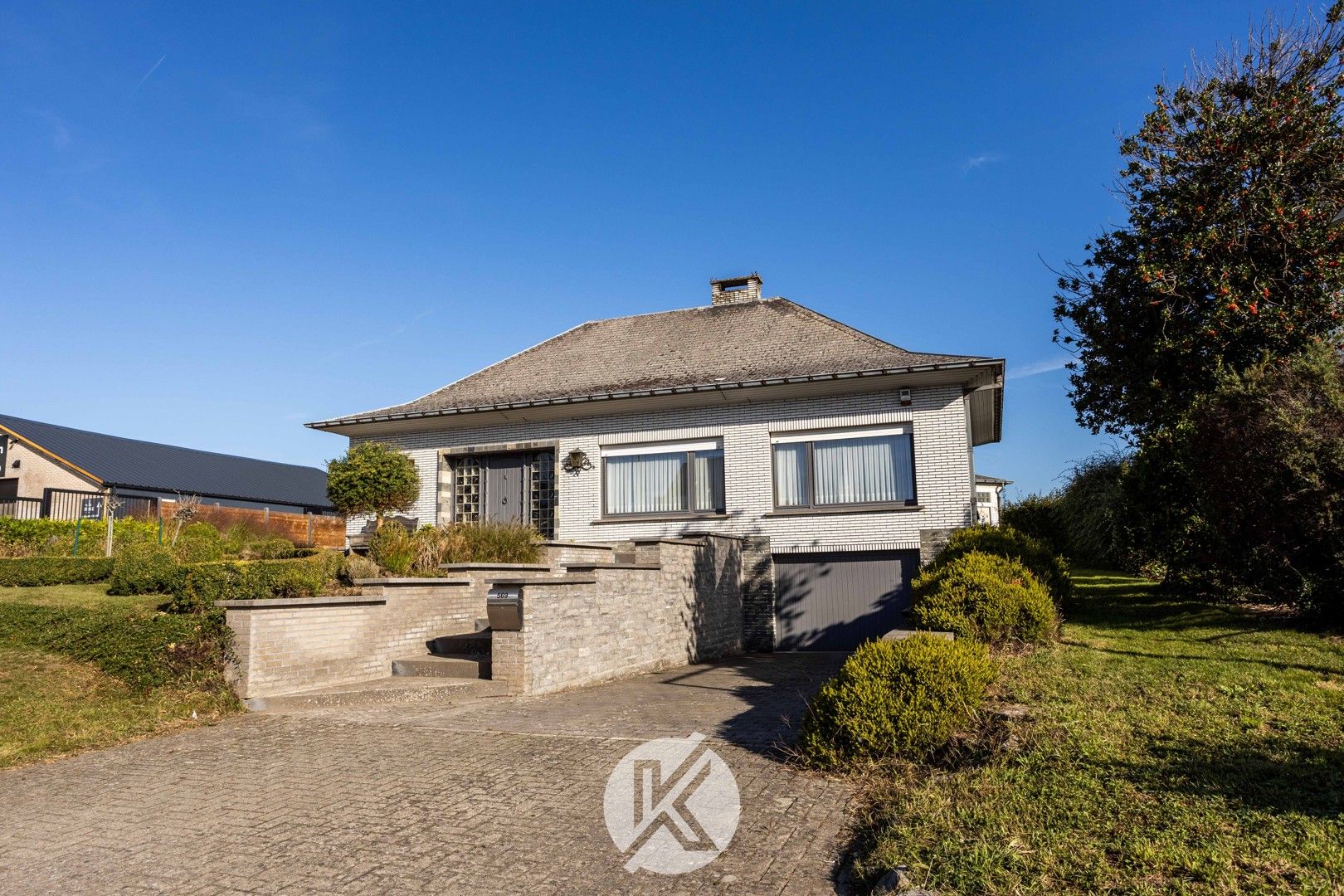 Robuuste, tijdloze villa met veel potentieel foto 28