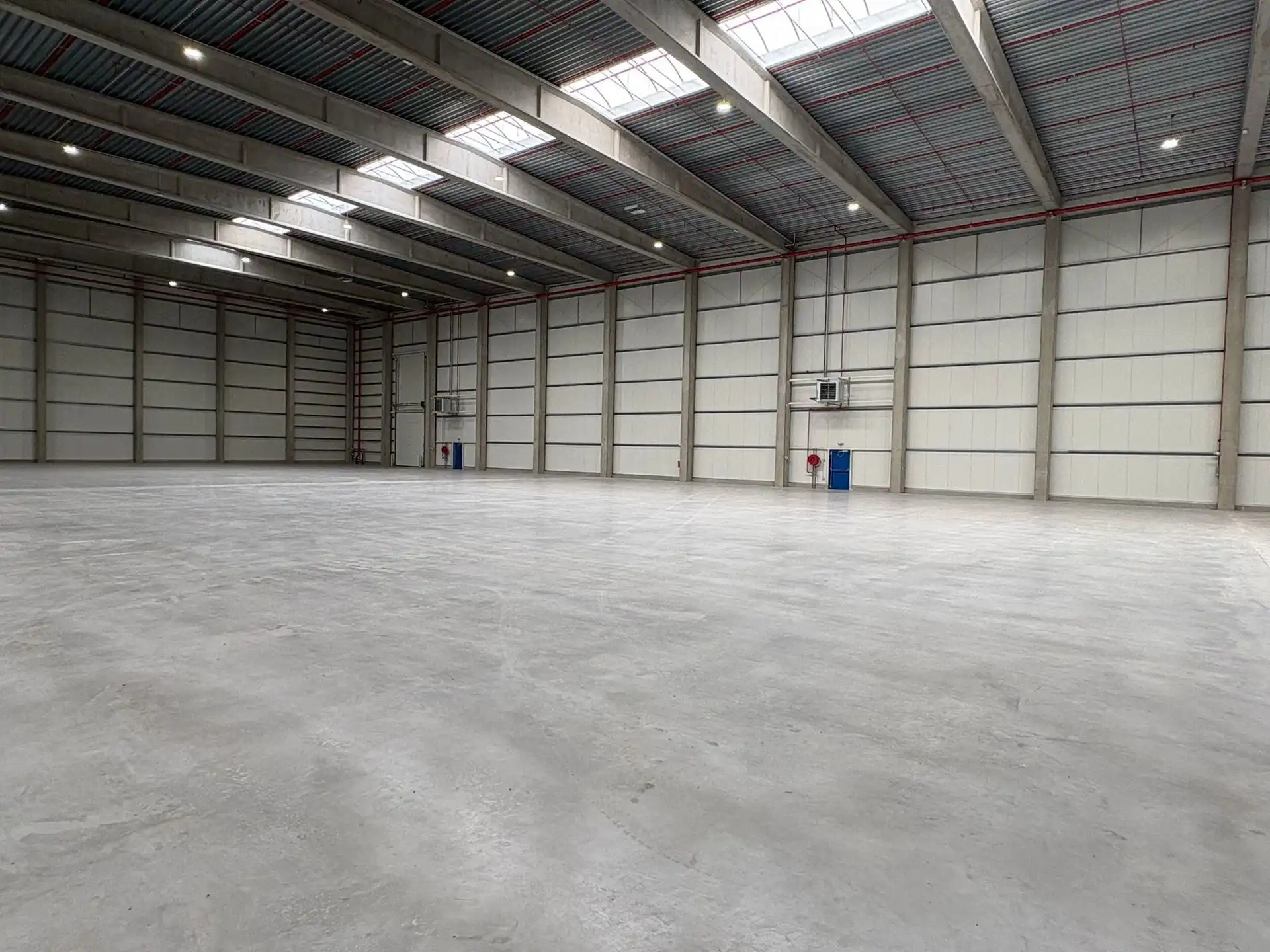 Nieuwbouw magazijn van 6.444m² met 5 los- en laadkades te huur. foto 13