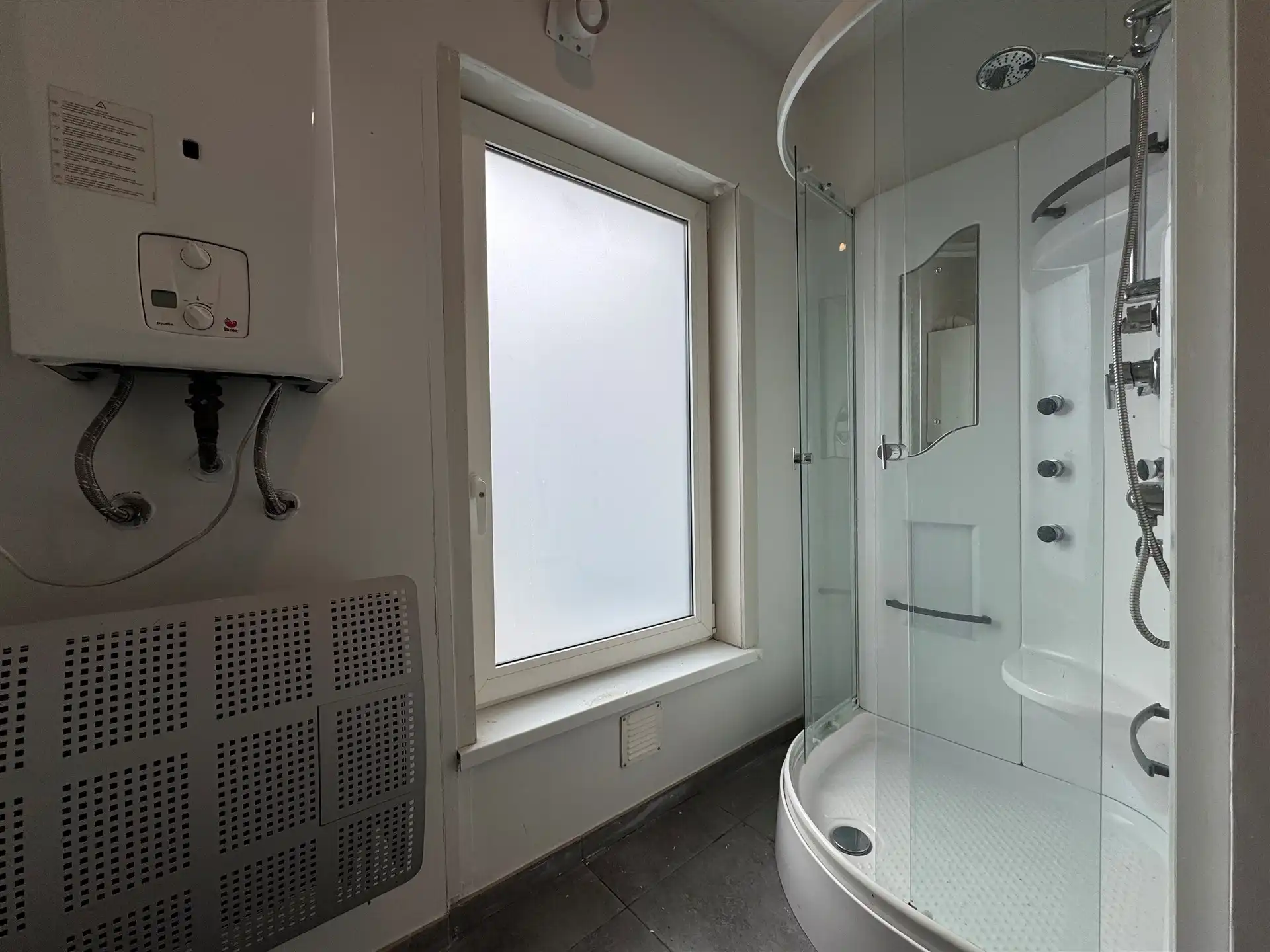 Vernieuwde woning met privé parking voor de wagen achteraan.  foto 18