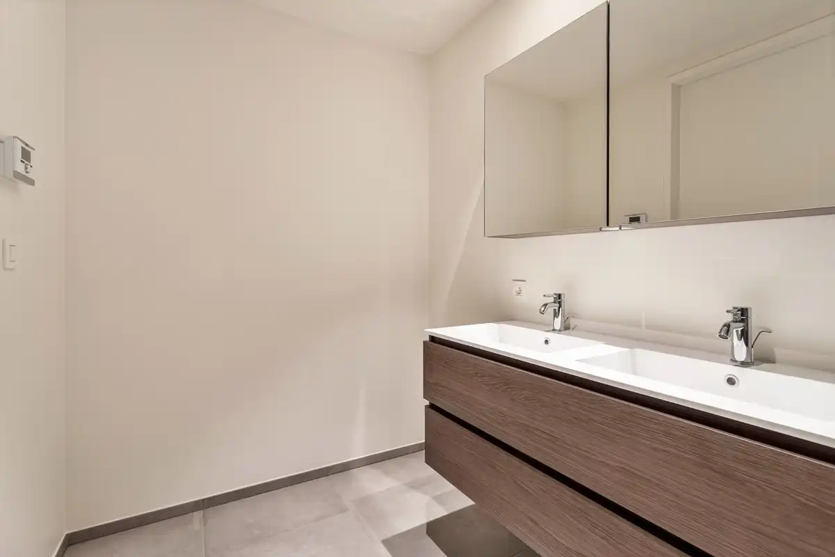 Instapklaar appartement met terras en parking foto 34
