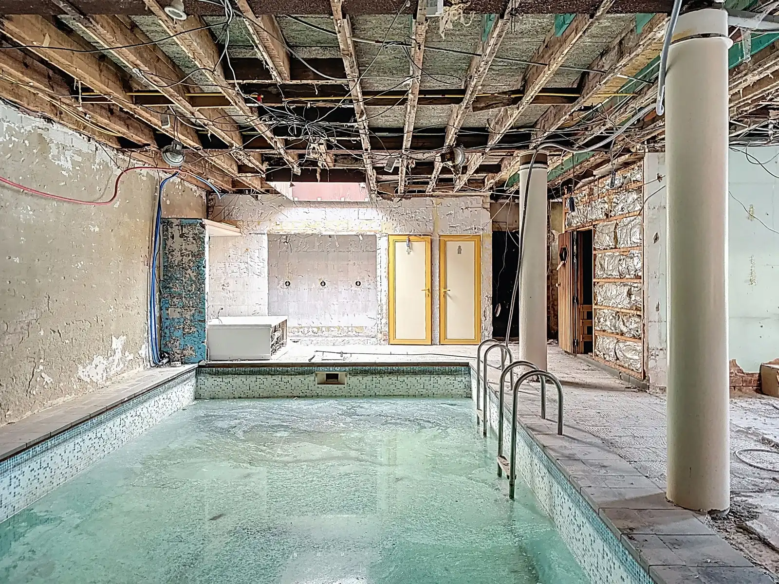 Commercieel pand in casco toestand met garage en parkings foto 5