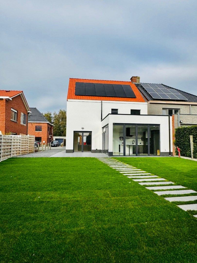 Instapklare gezinswoning met garage, 5 slaapkamers, 2 badkamers én een zonnige tuin foto {{pictureIndex}}