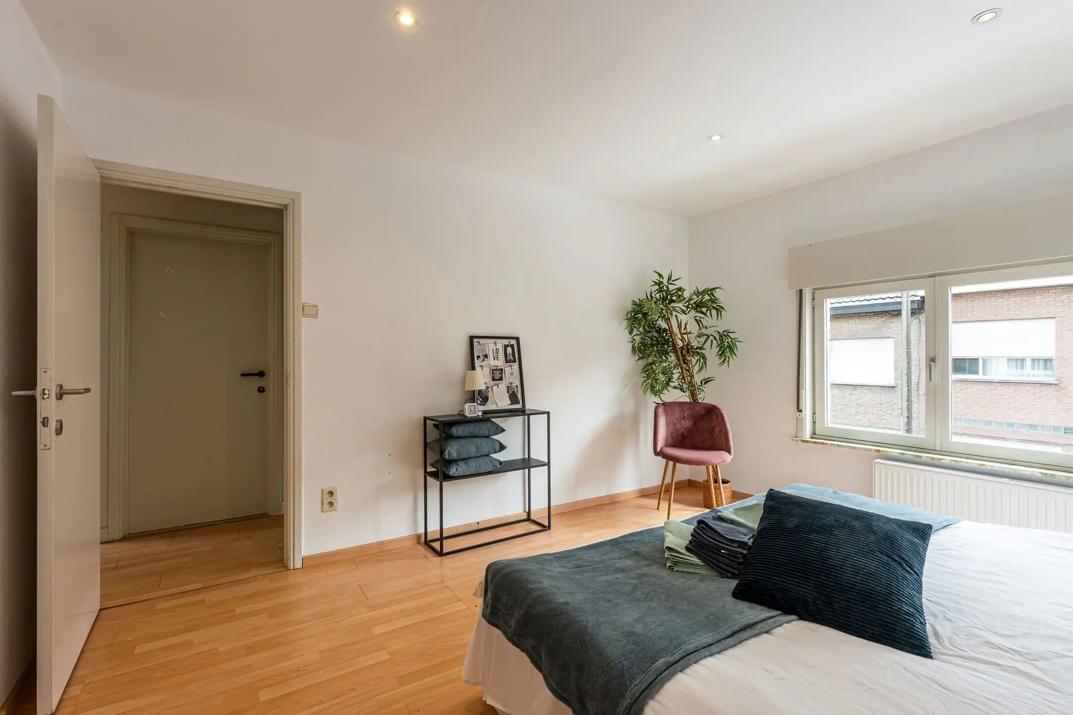 Instapklare woning met 3 slaapkamers, ruime garage en tuin foto 16