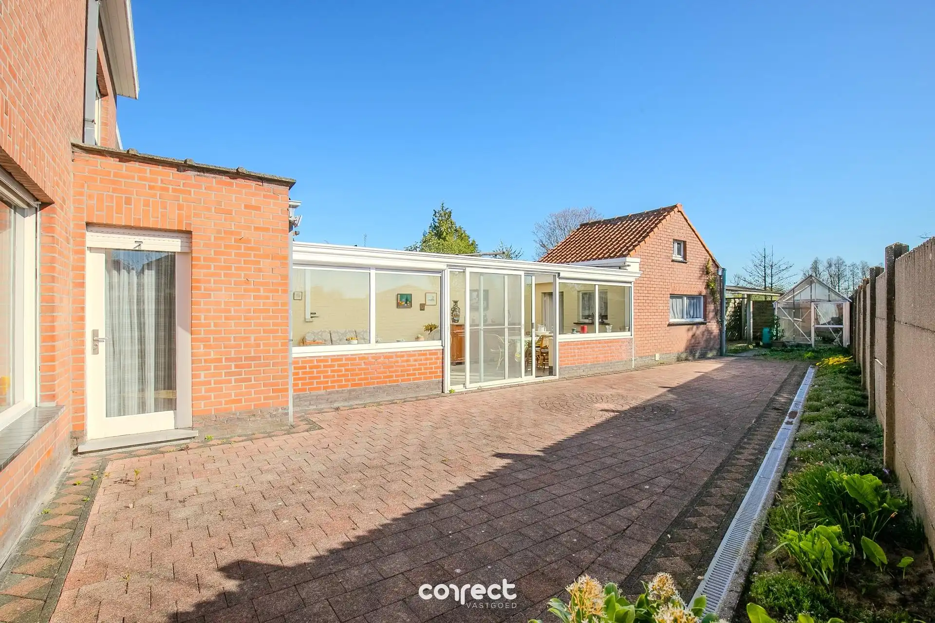 Halfopen bebouwing met 4 slaapkamers, zongerichte tuin, oprit en garage. foto 16