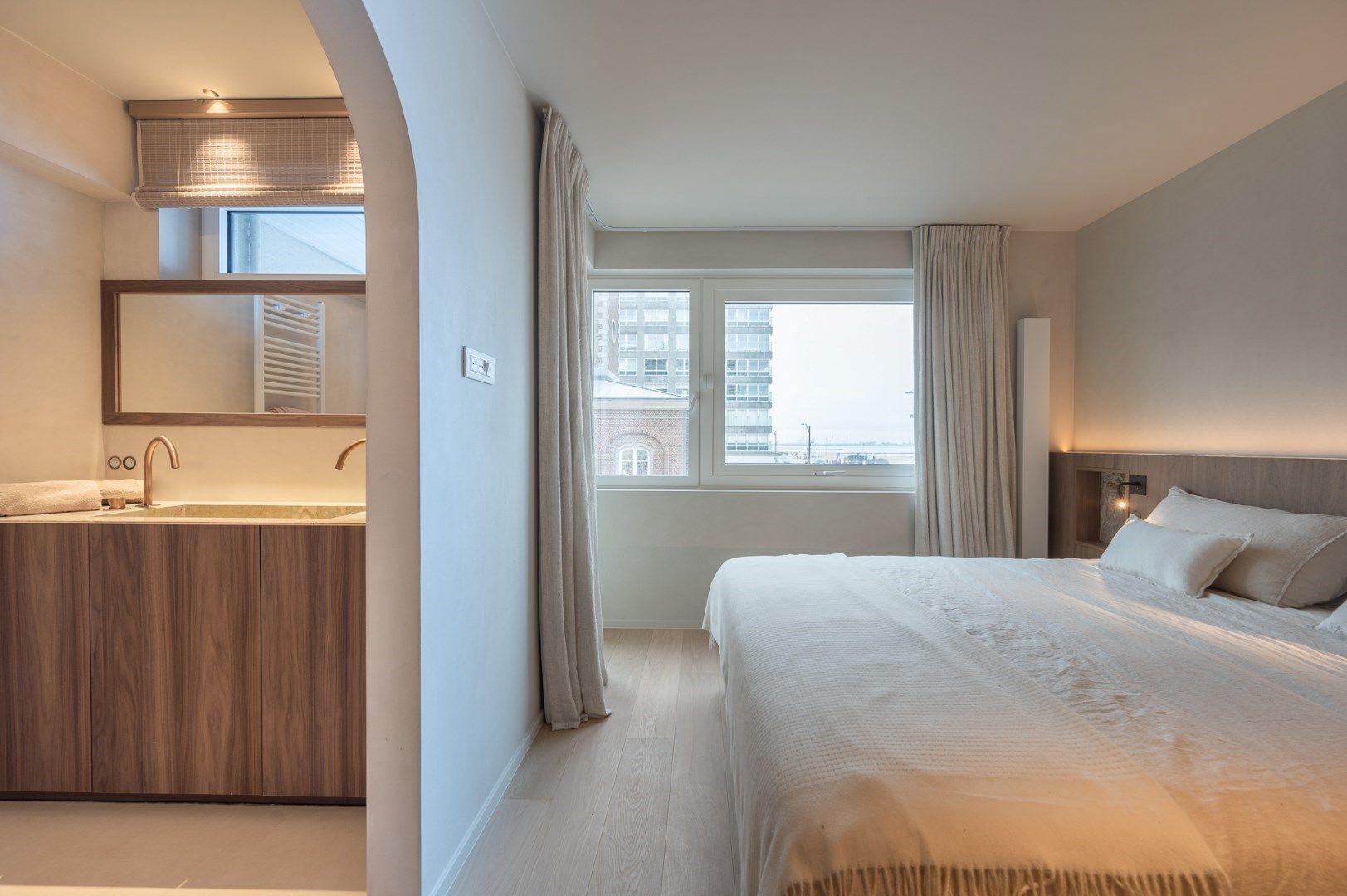 Luxueus gerenoveerd hoekappartement met terrassen en frontaal zeezicht foto 11