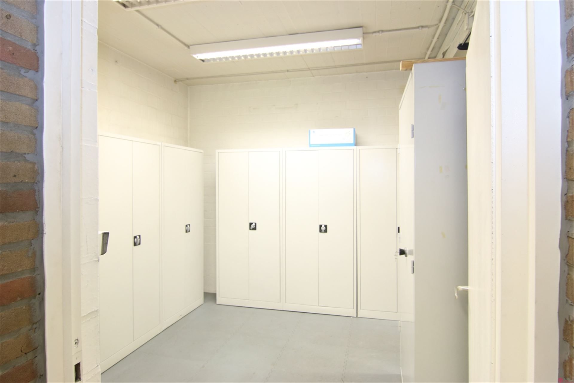 bedrijfsgebouw met kantoren foto 8