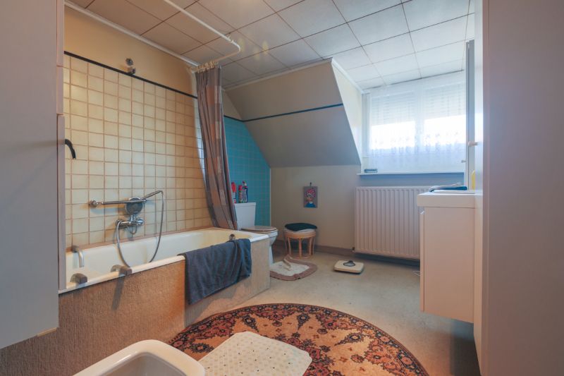Rustig gelegen, ruime te vernieuwen woning met tuin, garage ....(kijkt uit op de velden). foto 11