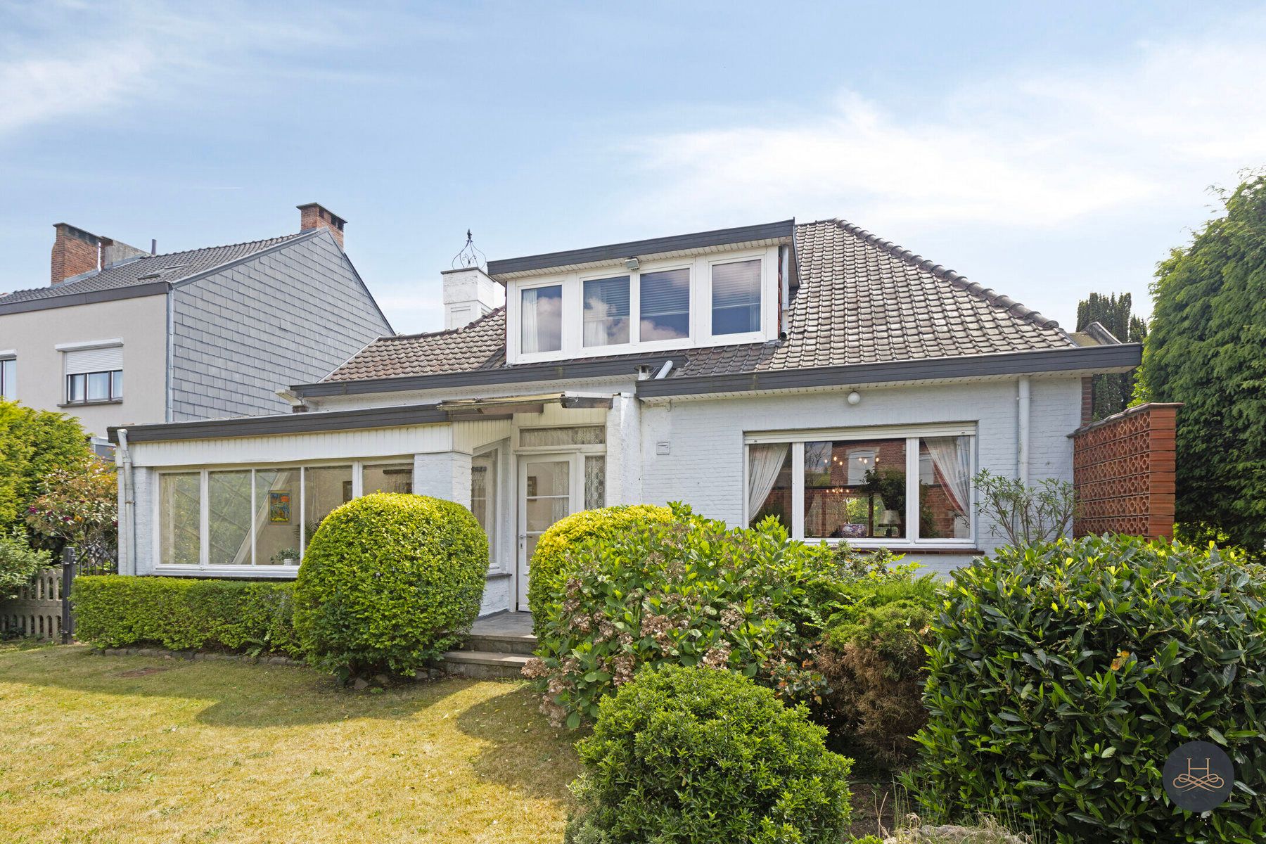 Karaktervolle, te renoveren woning, tuin en grote garage foto 26