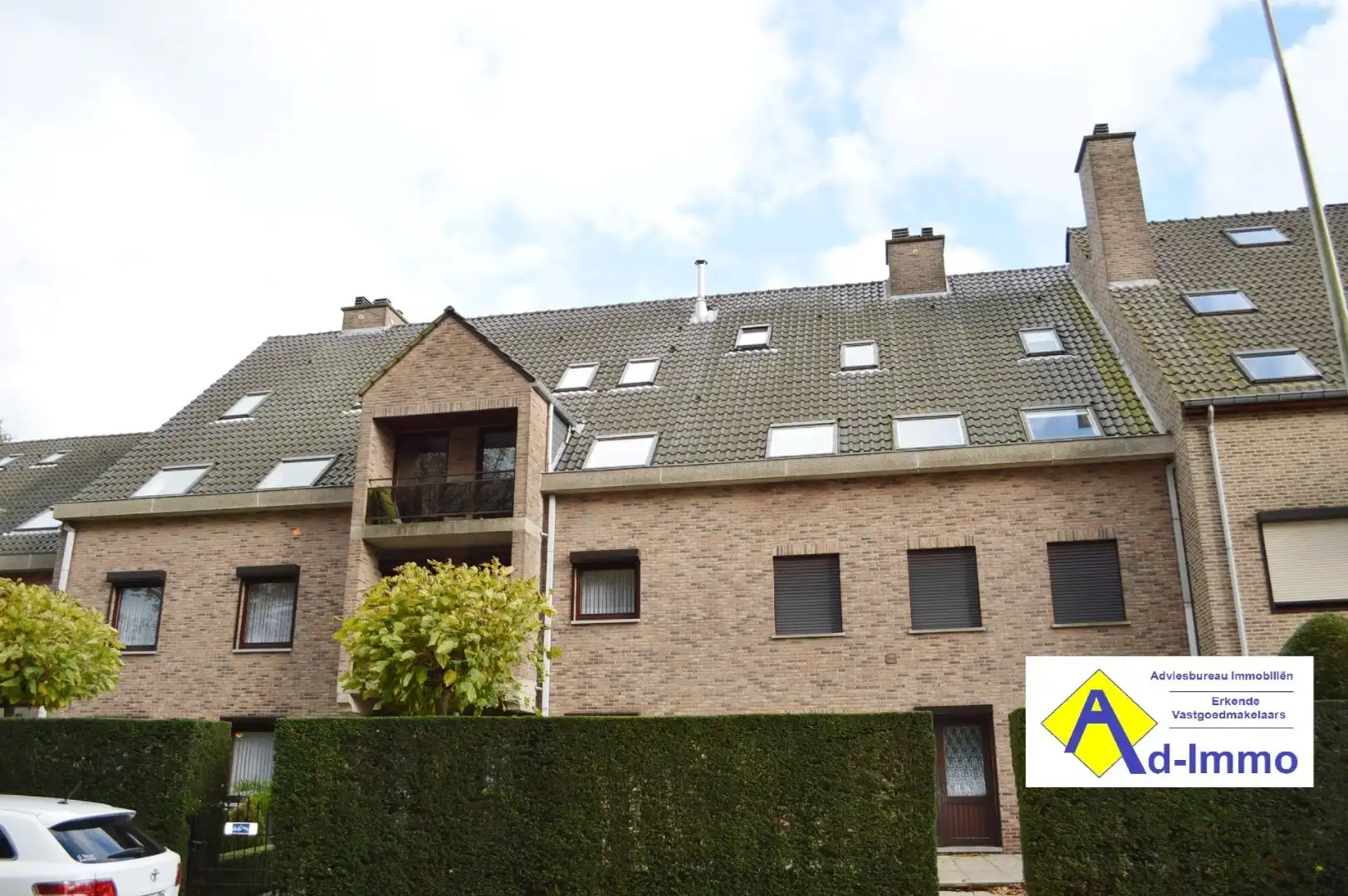 Ruim appartement met twee slpk's, terras en garage in centrum Beverlo foto {{pictureIndex}}