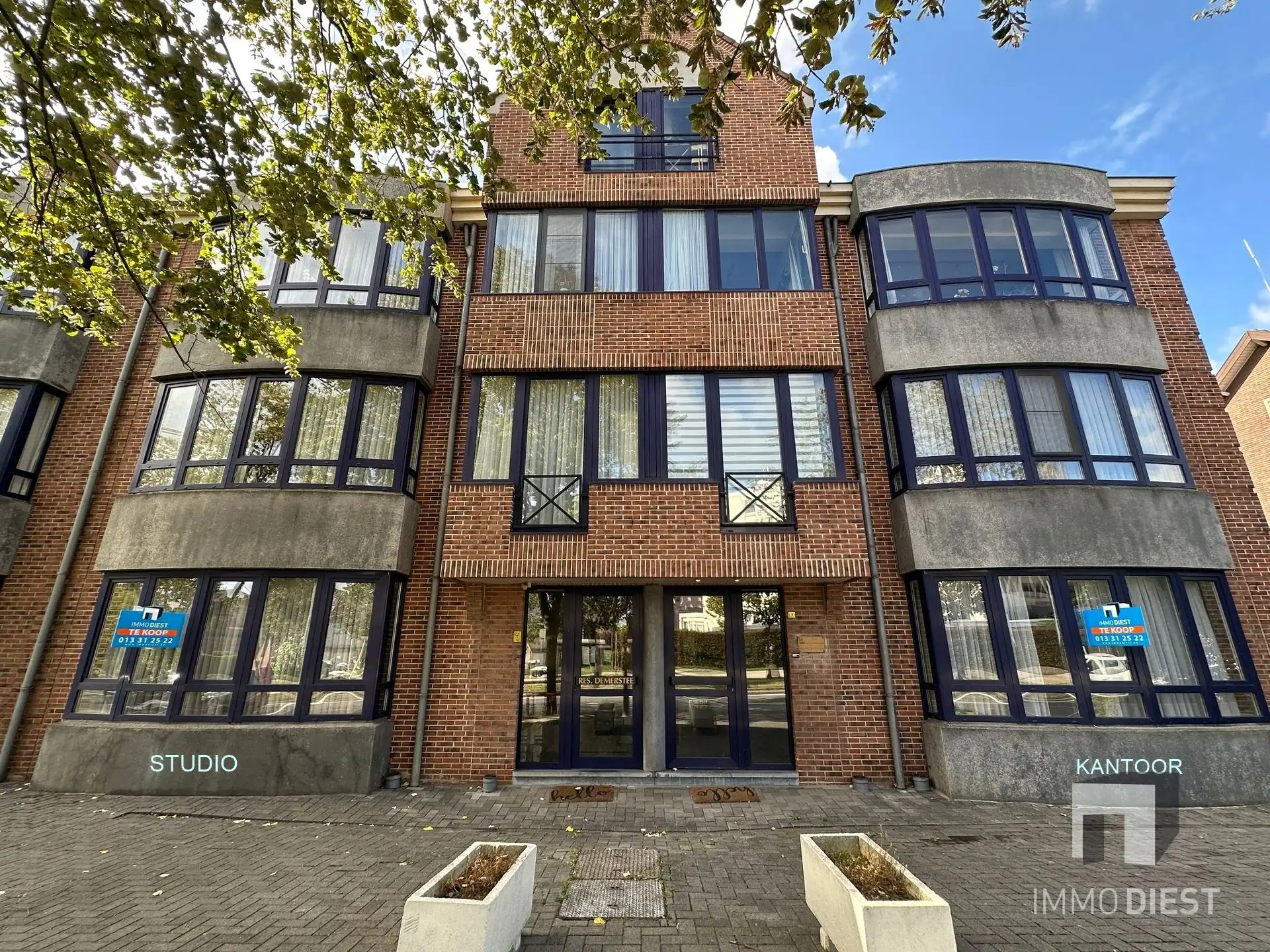 Kantoor met aparte studio, parking en 2 kelders foto 2