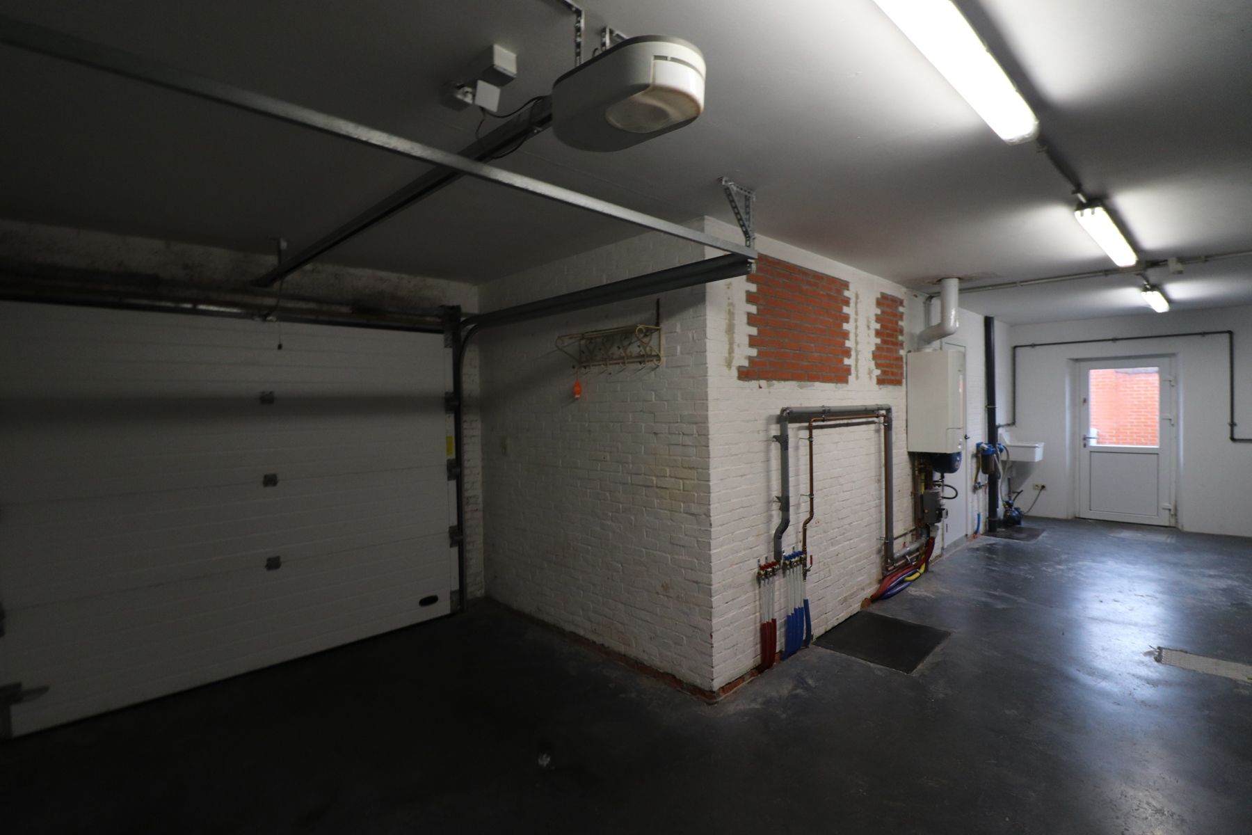 Een recent gerenoveerde woning met 3 slaapkamers, terras en garage. foto 24