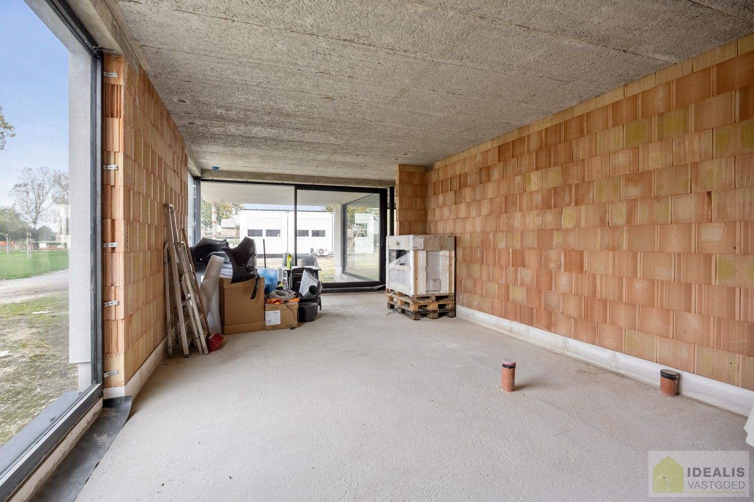 IDEALIS VASTGOED – RUIME (CASCO/VERDER AF TE WERKEN) NIEUWBOUWVILLA MET DE PERFECTE INDELING, EEN HEERLIJKE LEEFRUIMTE, KANTOOR, EXTRA RUIME BERGING, 3 RUIME SLAAPKAMERS, 3 BADKAMERS, CARPORT EN OVERDEKT TERRAS OP EEN RIANT PERCEEL VAN MAAR LIEFST 29A 51CA MET VRIJE ZICHTEN EN DE PERFECTE ORIENTATIE! foto 5