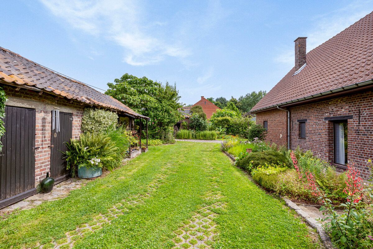 Charmante villa te koop met sprookjesachtige tuin foto 5