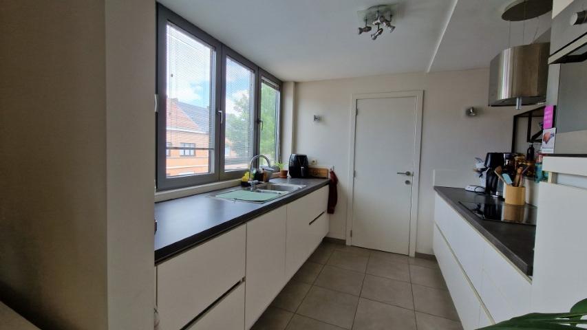 Ruim, energiezuinig DUPLEXAPPARTEMENT met 2slaapkmers, mooie leeefruuimten, terras en parking. foto 11