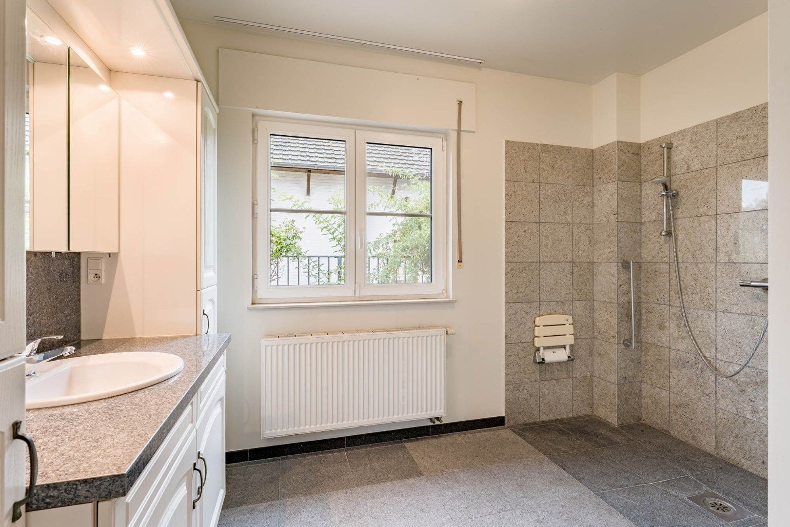 Stijlvolle, hoogwaardig afgewerkt en zeer ruime gezinswoning op een perceel van 8a65ca! foto 15