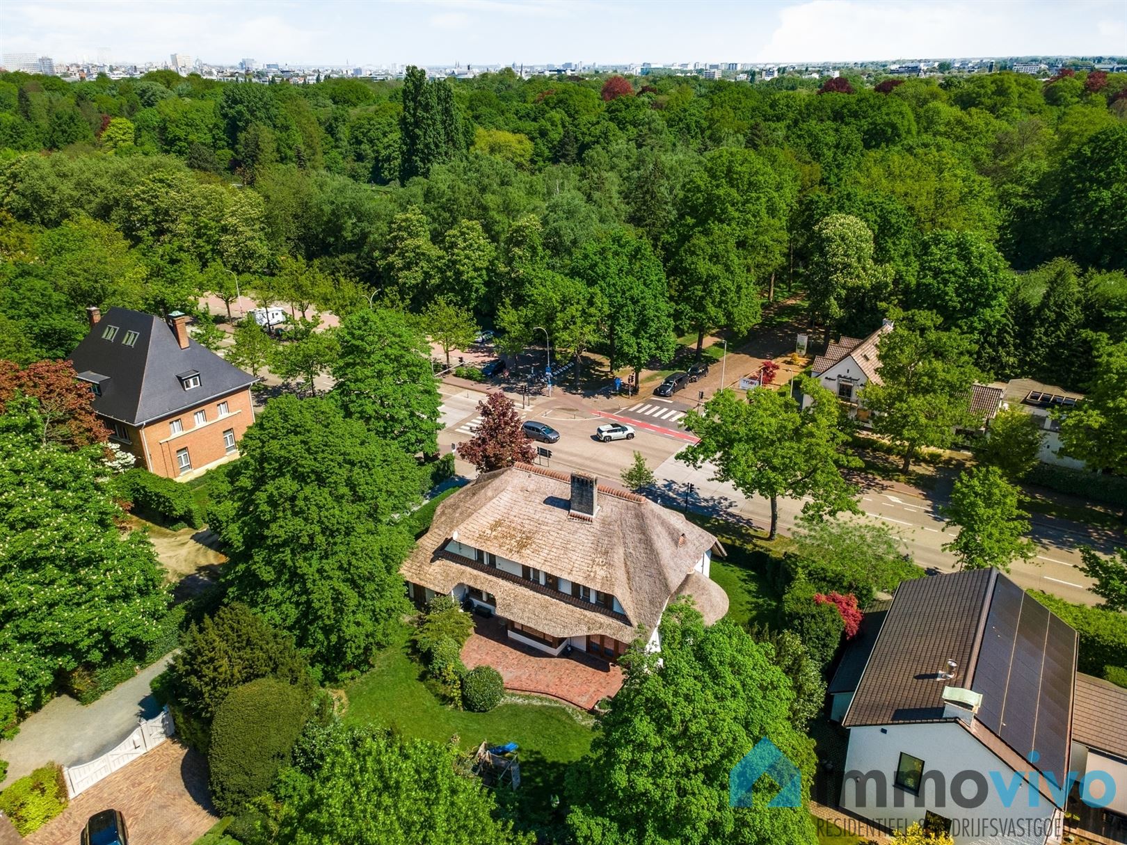 Karaktervolle rietgedekte villa op 1.120 m² met 5 slaapkamers en badkamers (475 m² bewoonbaar!) foto 4
