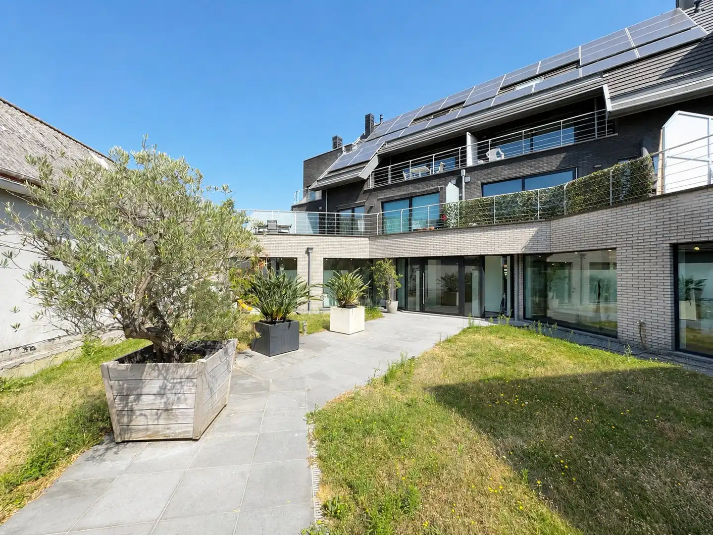 Ruim en energiezuinig 2slp appartement met zonnig terras nabij E40! foto 4