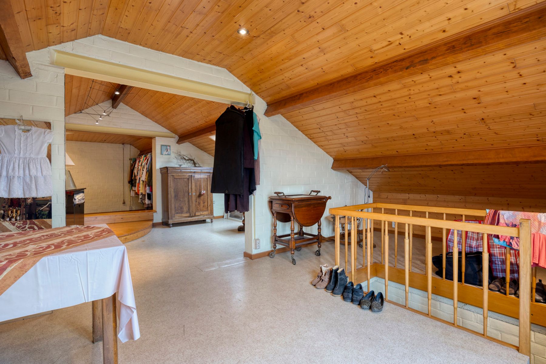 Exclusieve villa met grote loodsen combineer werken en wonen foto 21