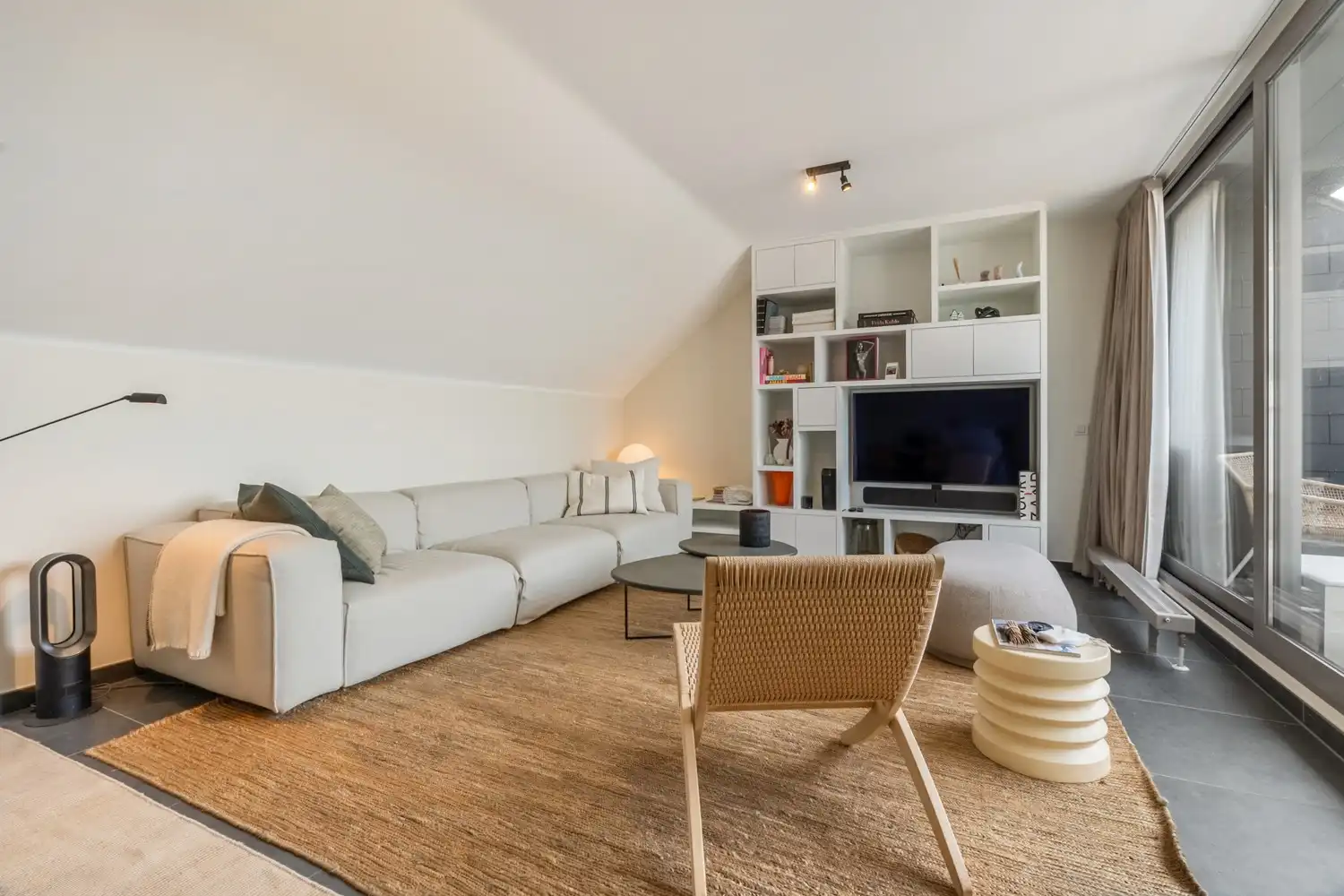 Goed gelegen en lichtrijk appartement met 2 slaapkamers, een terras en een autostaanplaats te centrum Leuven! foto 4