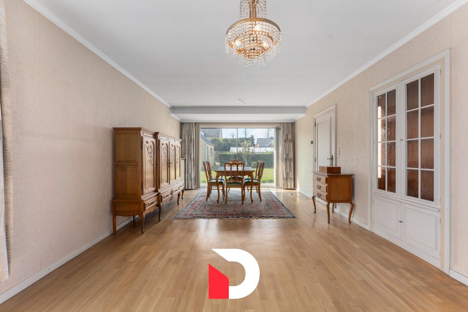 Deze statige halfopen woning is gelegen op een gegeerde en kindvriendelijke buurt te Oostkamp. foto 4