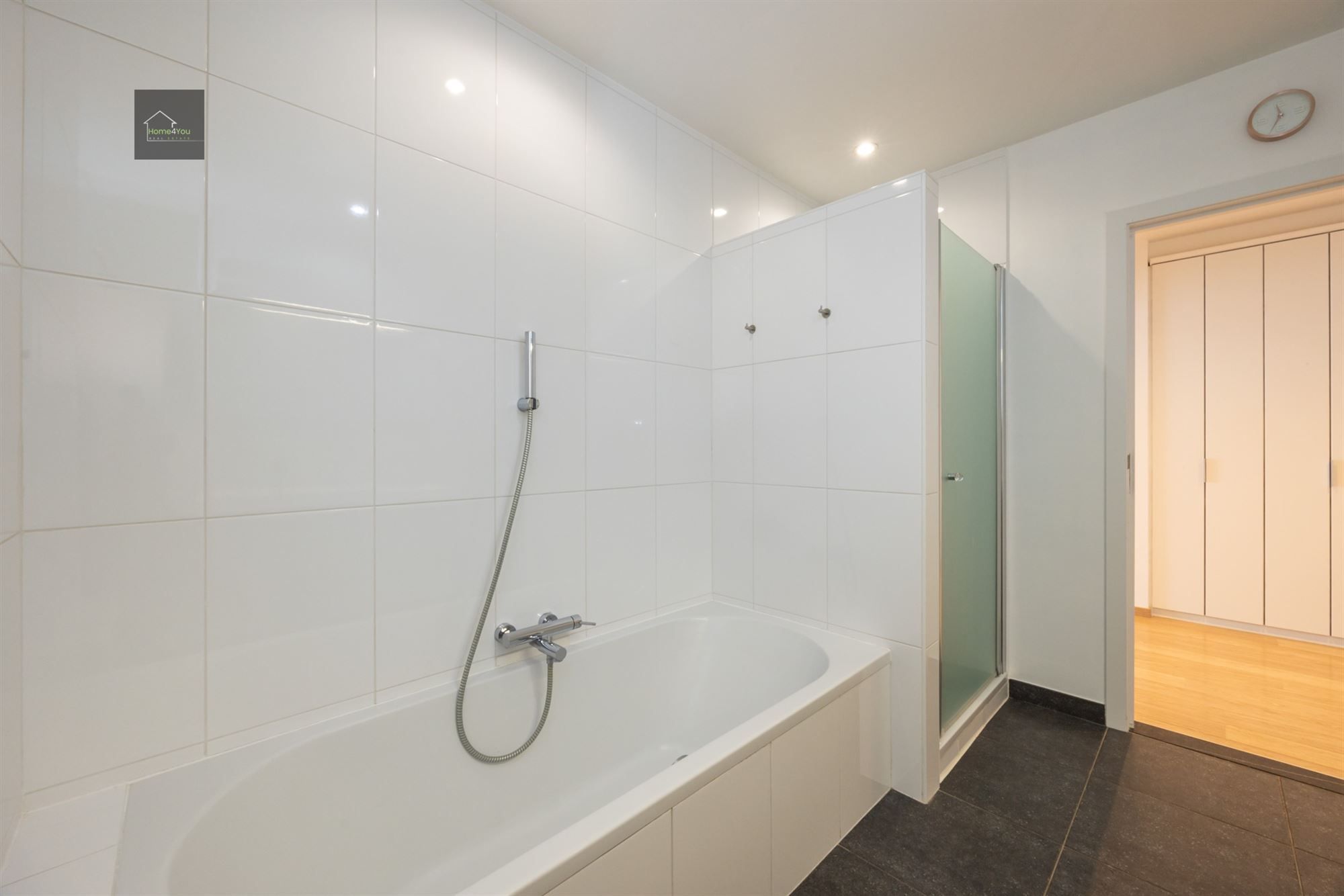 Ruim instapklaar appartement met garage en staanplaats foto 18
