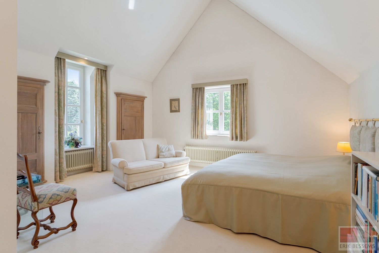 Prachtige vrijstaande villa met Franse allure, gelegen op een royaal perceel van 1.211 m², biedt een riante woonoppervlakte van 309 m² foto 17
