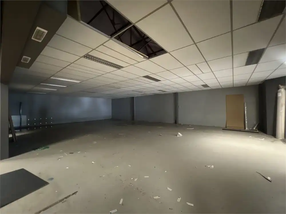 Ruim magazijn (1500m²) op perceel van 1920m²! foto 5