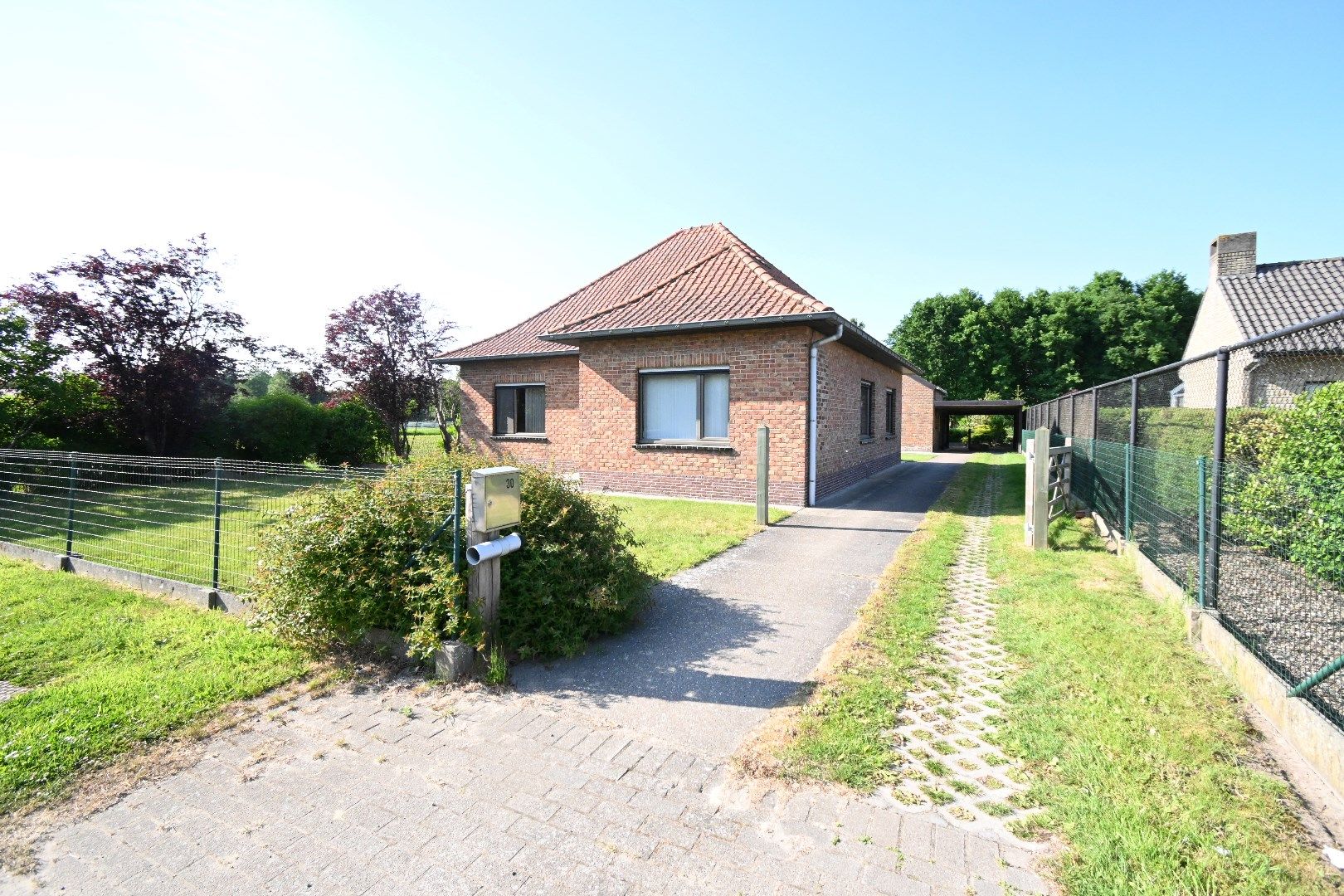 Rustig gelegen alleenstaande woning met tuin foto 2