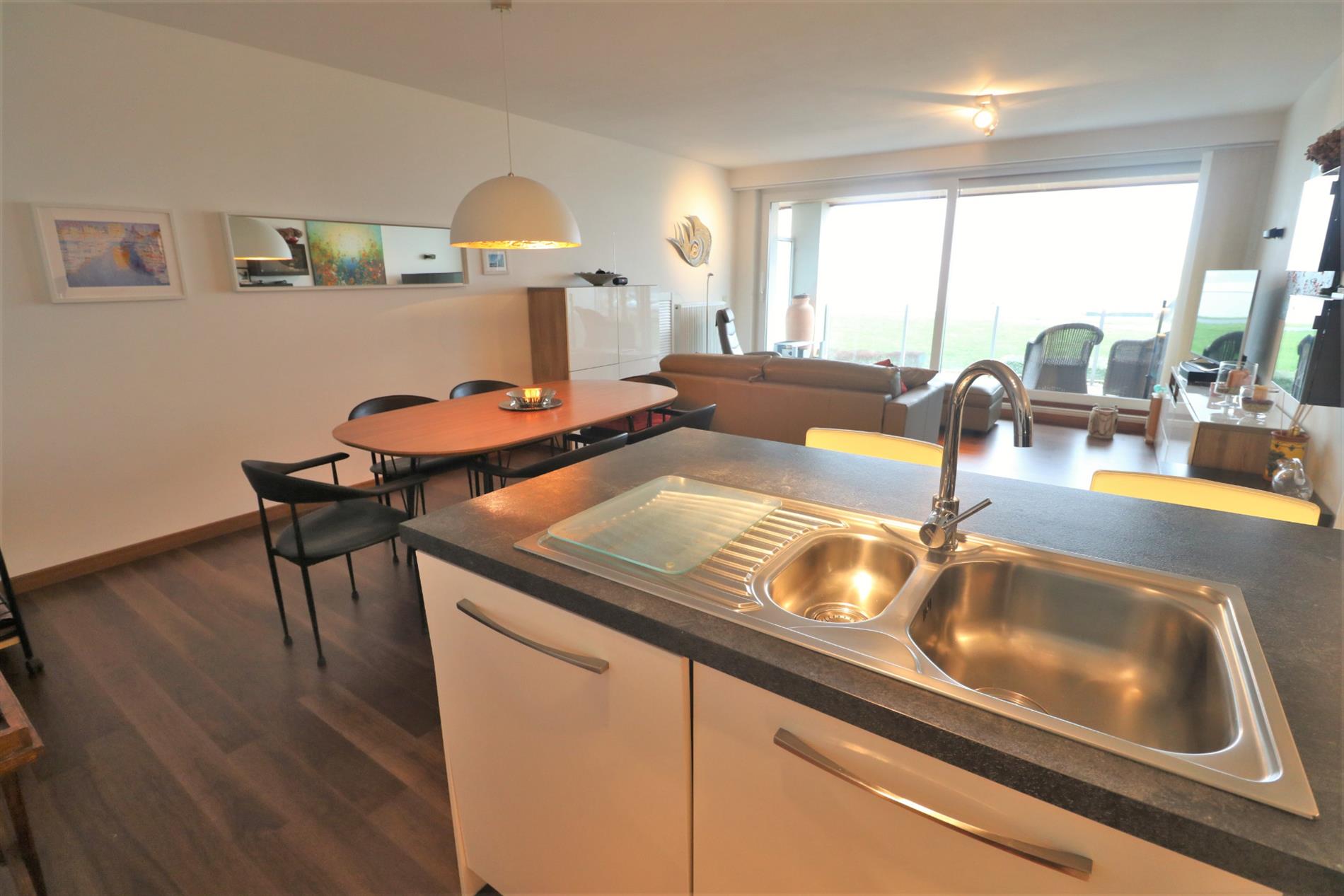 Luxueus 2-slaapkamer appartement met zonneterrassen en prachtig open zicht op de Spuikom te Bredene! foto 10
