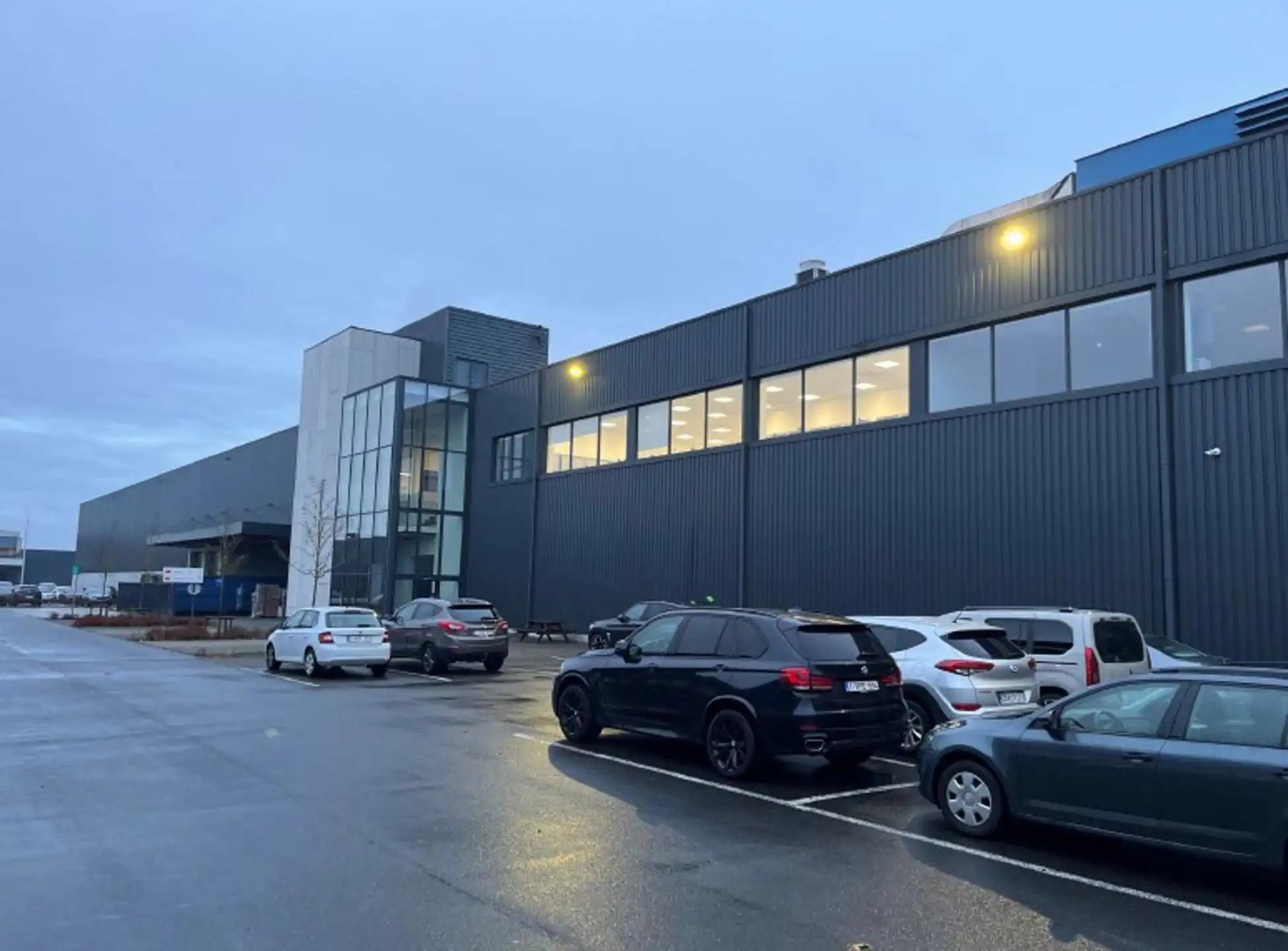 Logistieke  hal 13.302m² met kantoren op de Ringlaan in Kuurne foto {{pictureIndex}}