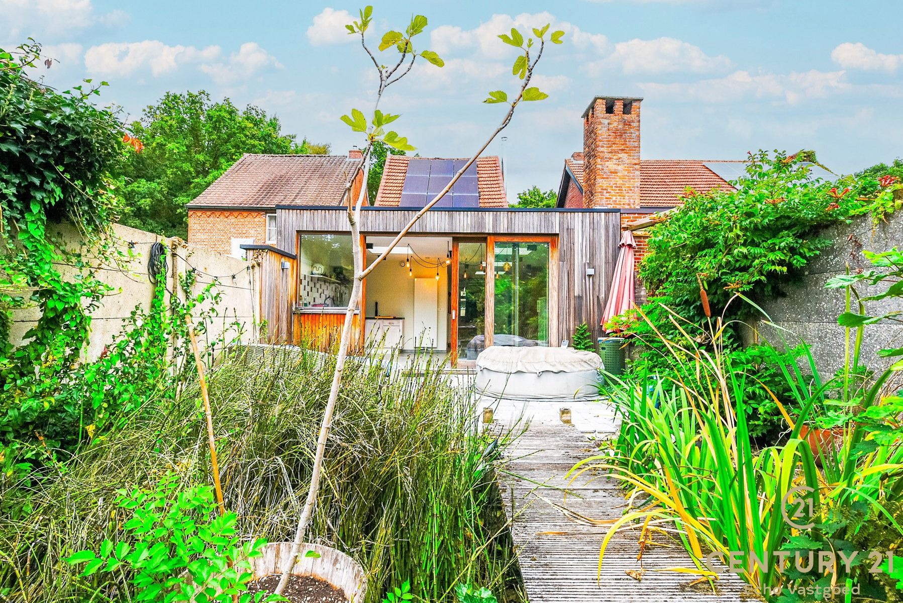 Karaktervolle woning op een idyllische, groene locatie foto 2
