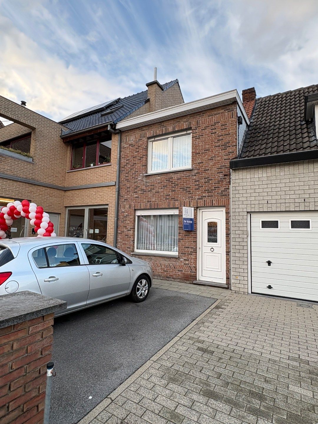 Hoofdfoto van de publicatie: Woning dichtbij centrum Kuurne met parkeerplaats, gezellige tuin.