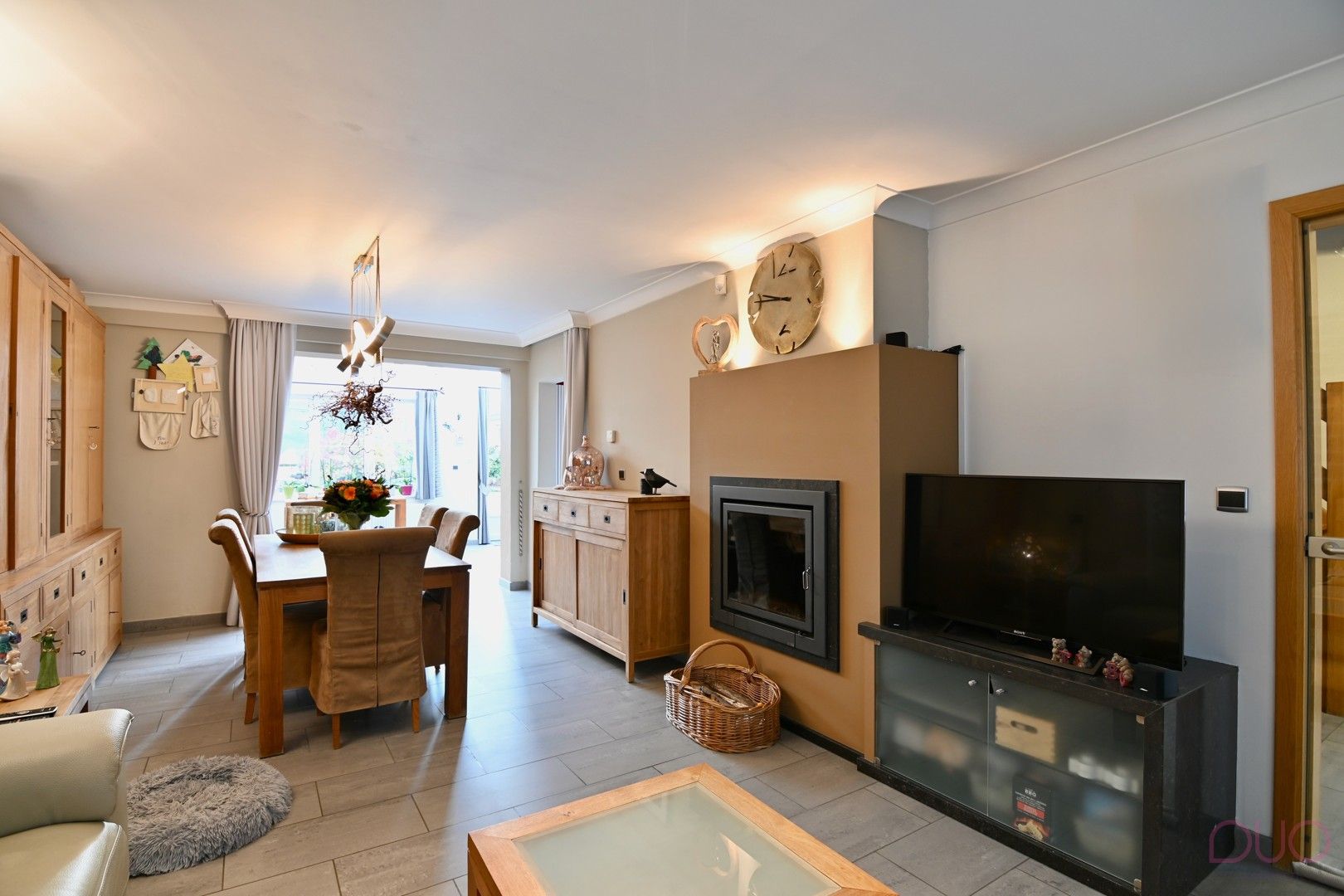 Instapklare halfopen bebouwing met vier slaapkamers, voorzien van alle moderne uitrustingen foto 3