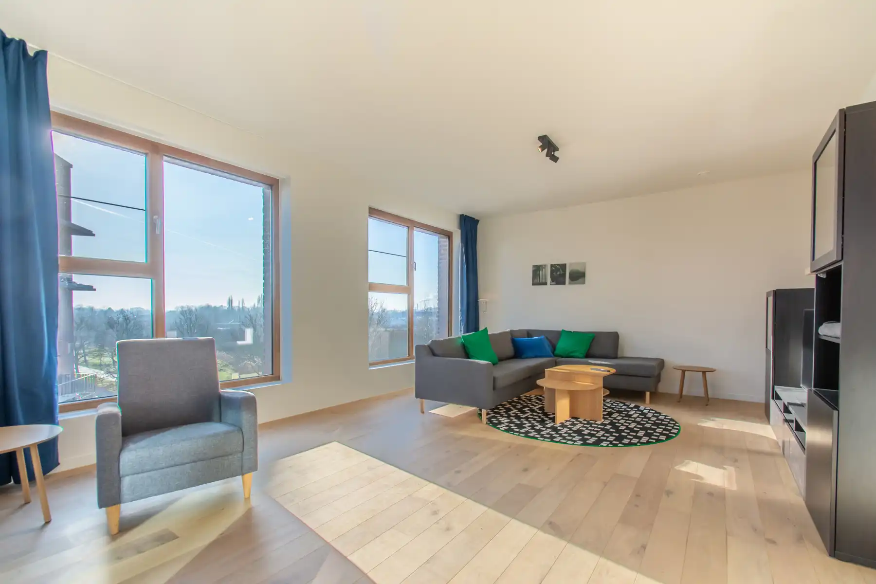 Rustig en comfortabel gemeubeld 2slpk appt. met mooi terras  foto {{pictureIndex}}