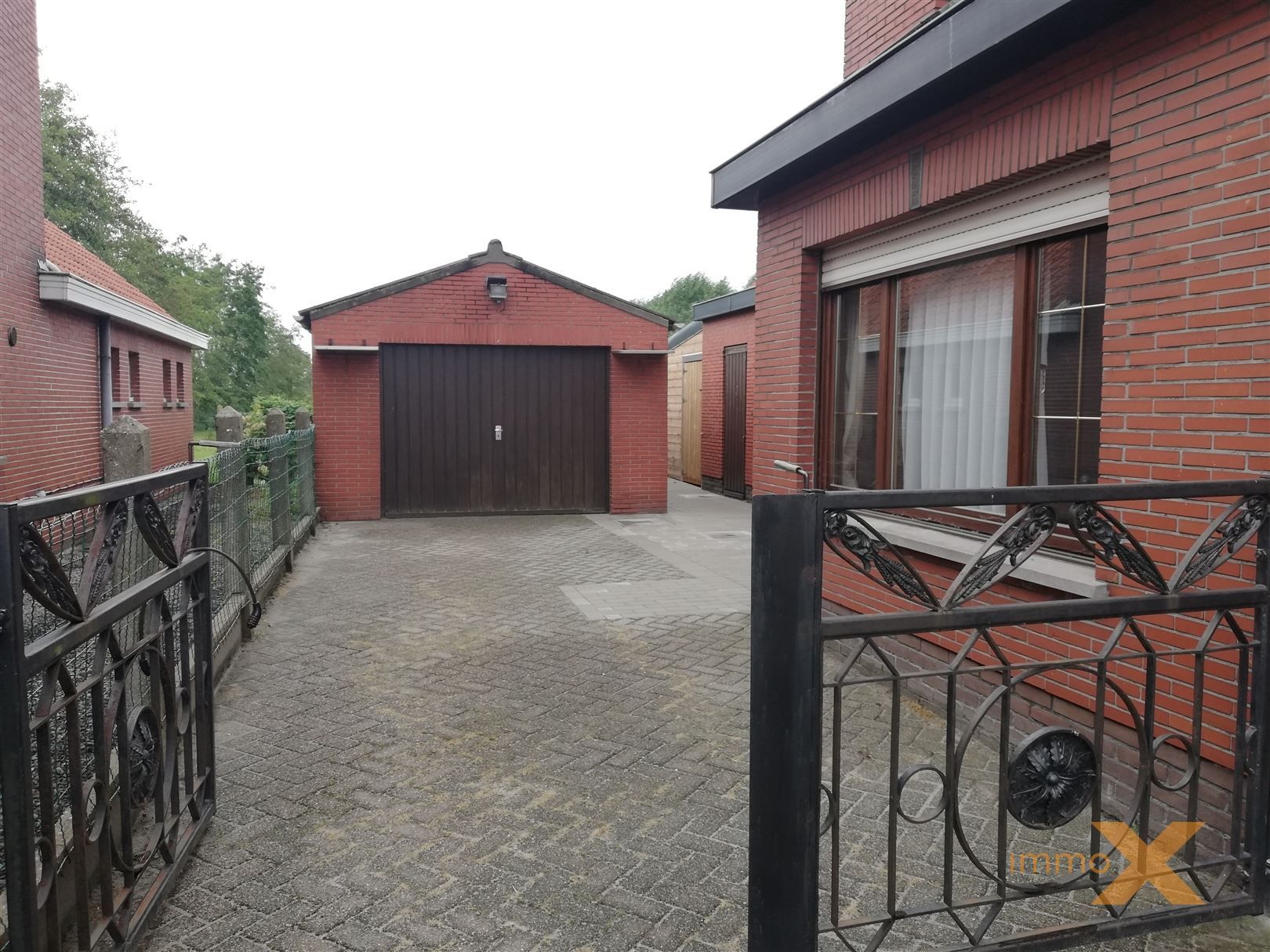 HALFOPEN BEBOUWING MET GARAGE EN TUIN foto 2