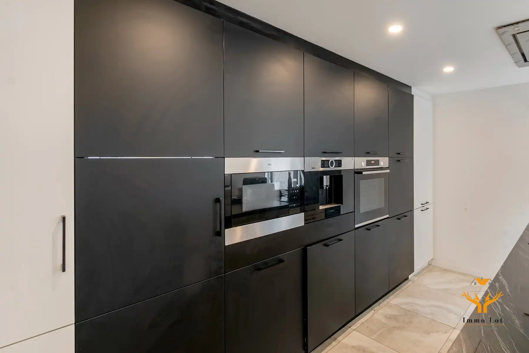 Woning met toonzaal, magazijn en garages te Hamme foto 7