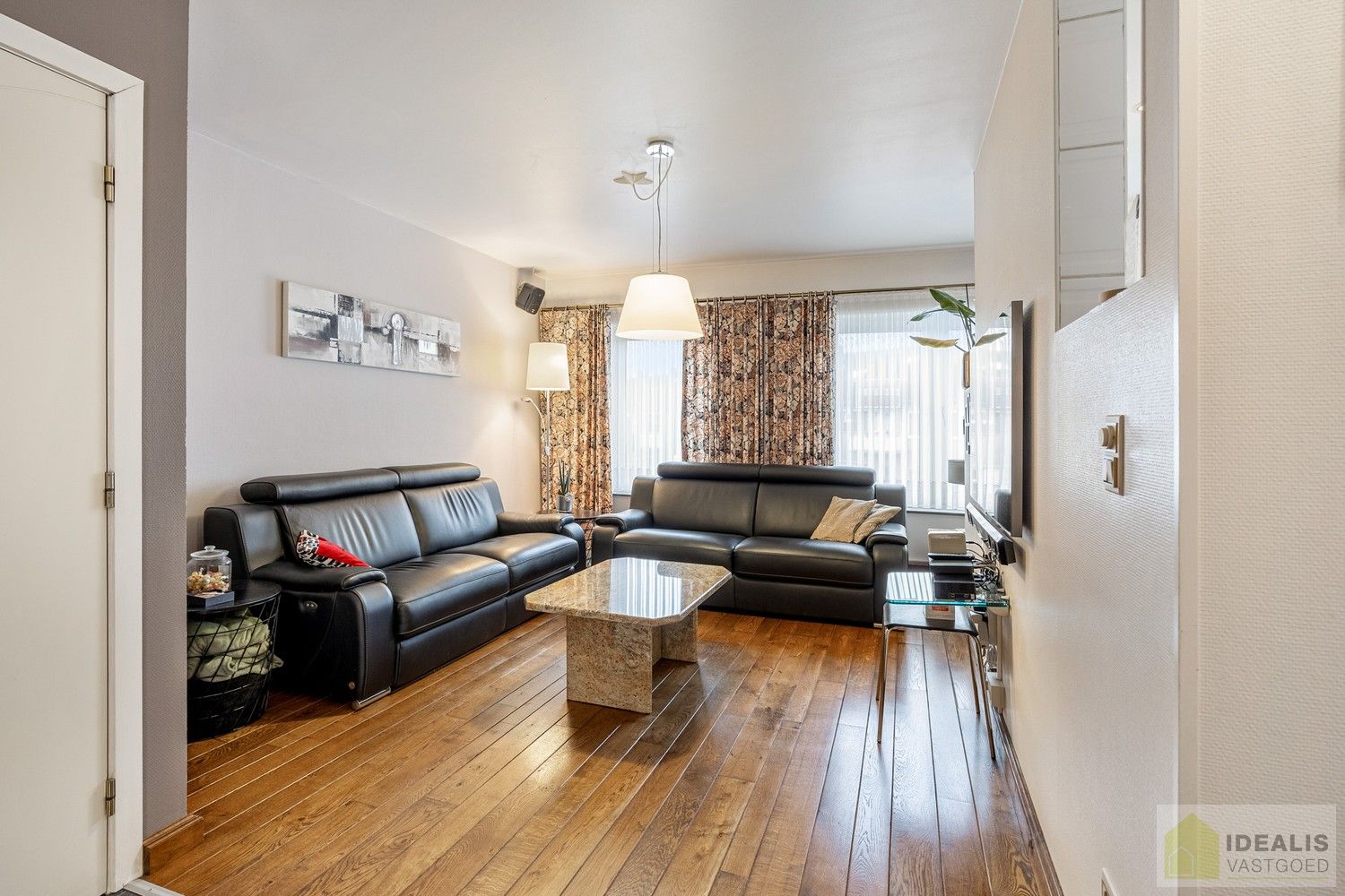 IDEALIS VASTGOED - Aangenaam instapklaar duplexappartement met winkelruimte/werkatelier te Opitter, Bree. Dit ruime duplexappartement omvat +-140 m² netto bewoonbare oppervlakte. Dit multifunctionele pand biedt tal van mogelijkheden dankzij de winkelruimte/het werkatelier van maar liefst +-200m² die vroeger dienst deed als slagerij. Uiterst geschikt voor kandidaten op zoek naar een instapklare woonruimte mét handelsruimte op een gunstige locatie midden in hartje Opitter, Bree! Mogelijkheid wijziging tot ééngezinswoning mits het verkrijgen van een omgevingsvergunning. foto 9